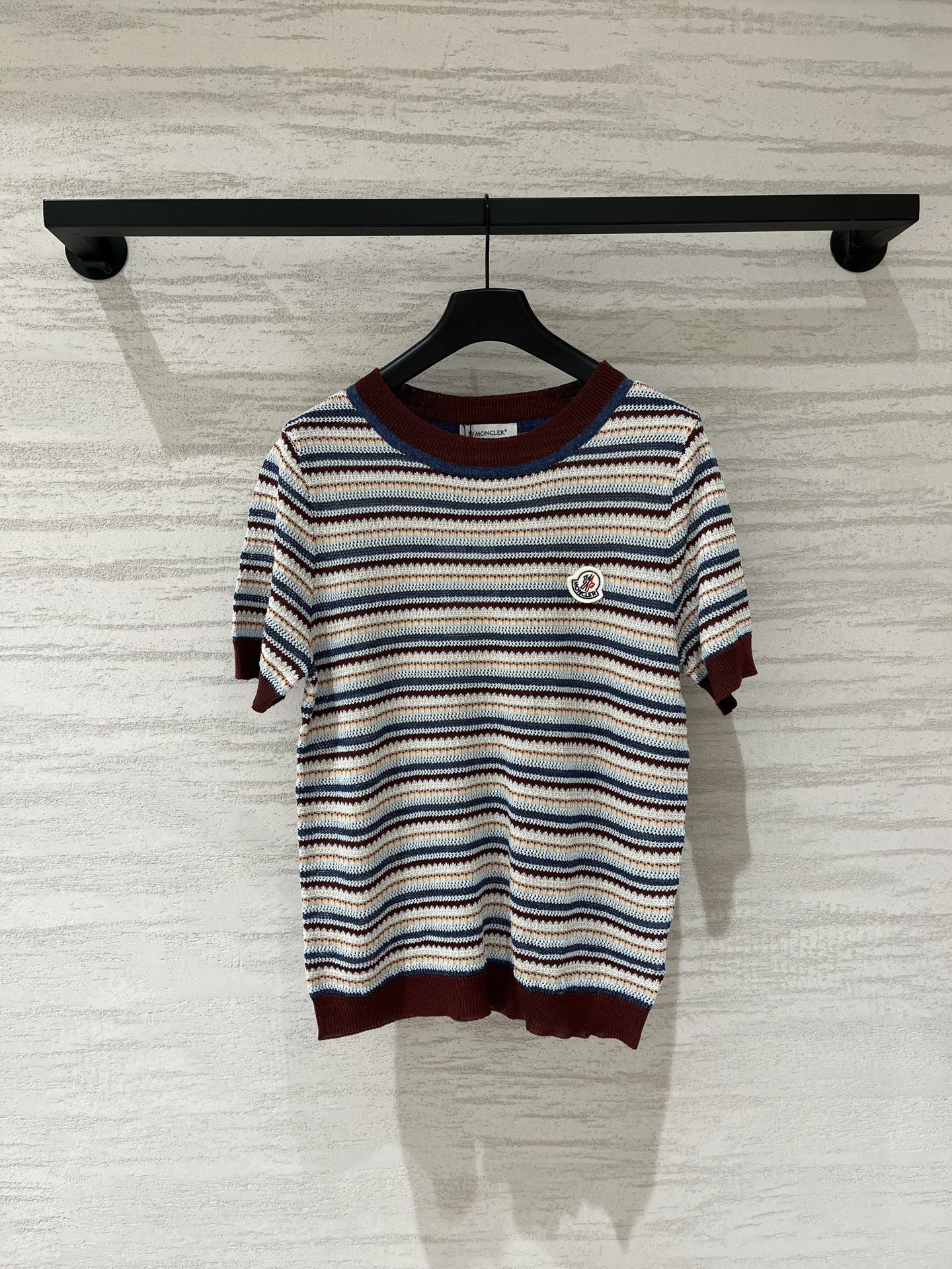 NO:910664,Moncler series model, striped splicing, round neck, short-sleeved model, logo pattern embellishment, upper body full of high-end atmosphere, size SML,, T-shirt,19860909Moncler 系列款 条纹拼接圆领短袖款 Logo图案修饰点缀 上身高级氛围感十足 码数SML,,T-shirt,,Women's clothing