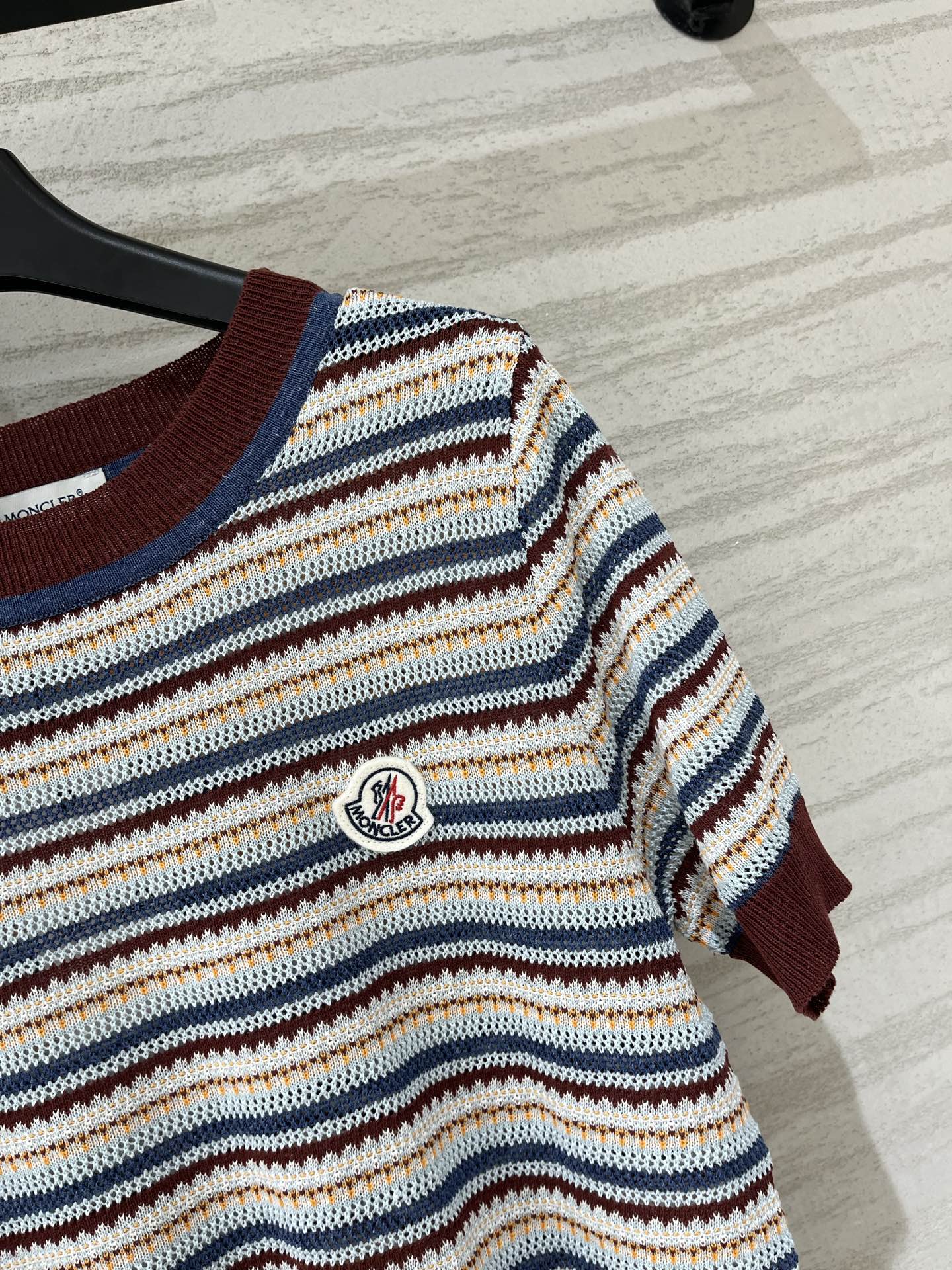 Moncler 系列款 条纹拼接圆领短袖款 Logo图案修饰点缀 上身高级氛围感十足 码数SML