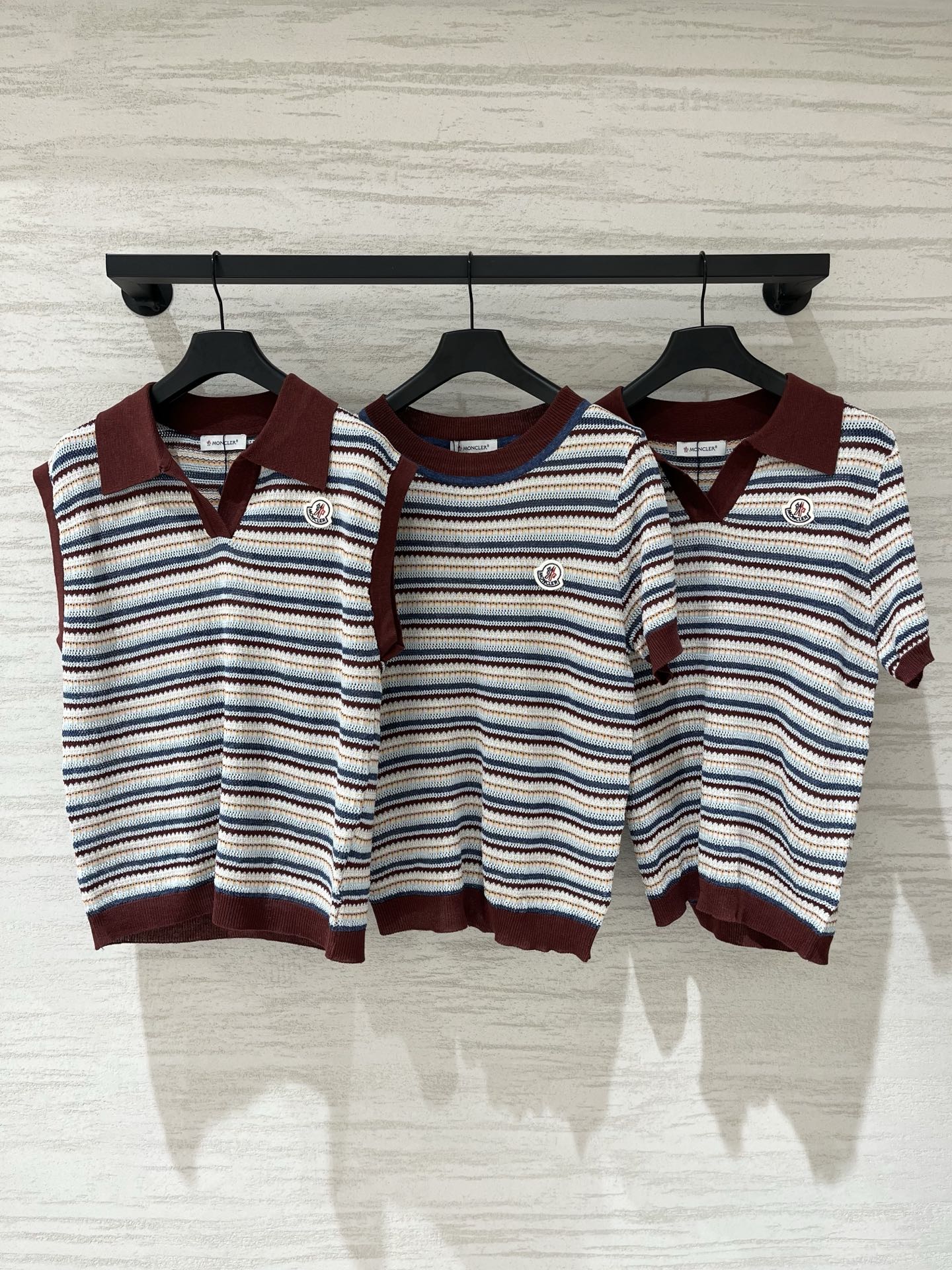 Moncler 系列款 条纹拼接圆领短袖款 Logo图案修饰点缀 上身高级氛围感十足 码数SML