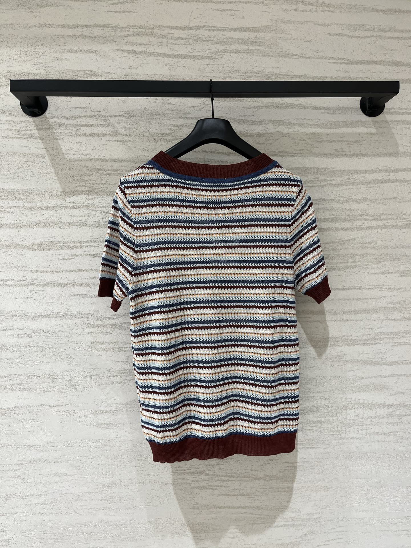 Moncler 系列款 条纹拼接圆领短袖款 Logo图案修饰点缀 上身高级氛围感十足 码数SML