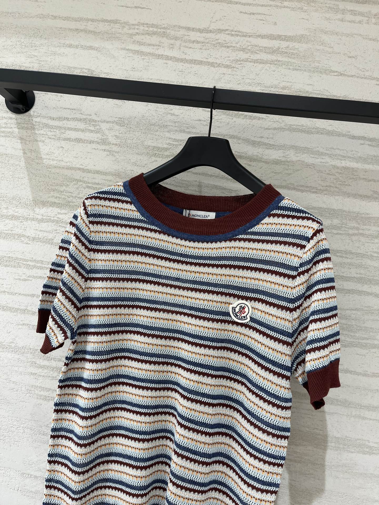 Moncler 系列款 条纹拼接圆领短袖款 Logo图案修饰点缀 上身高级氛围感十足 码数SML