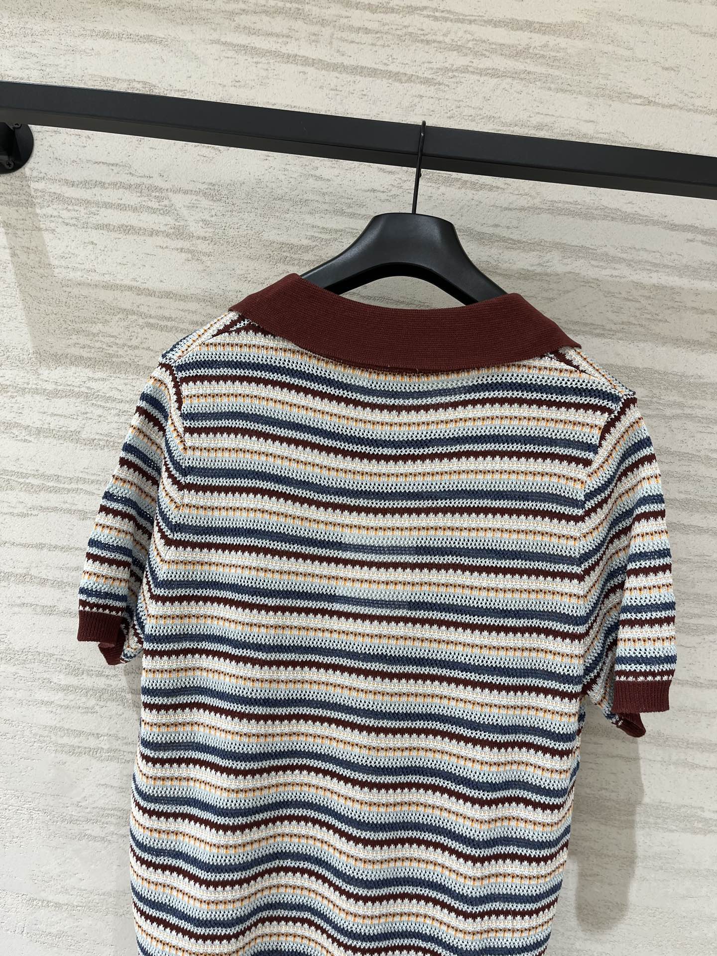 Moncler 系列款 条纹拼接Polo领短袖款 Logo图案修饰点缀 上身高级氛围感十足 码数SML