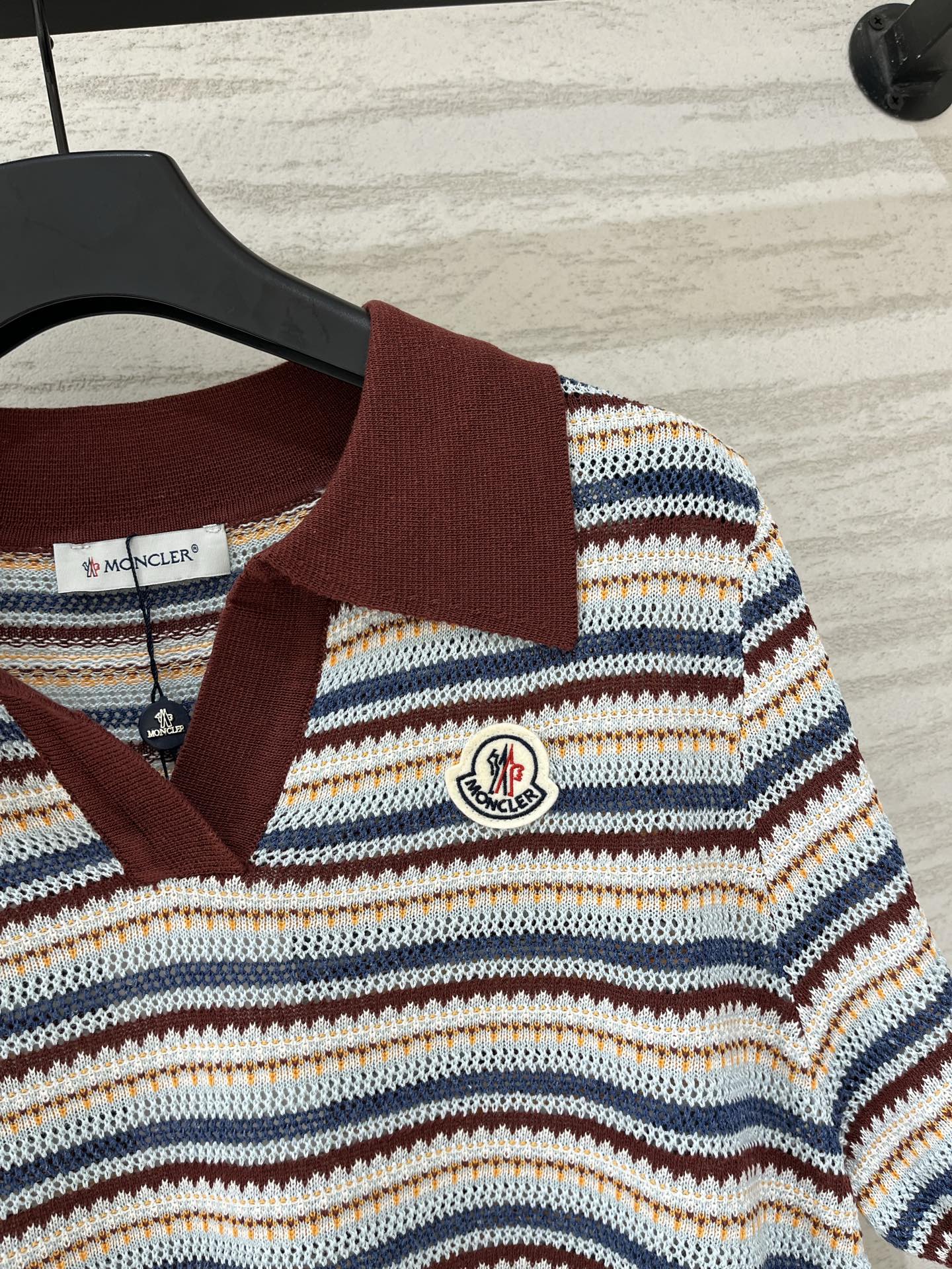 Moncler 系列款 条纹拼接Polo领短袖款 Logo图案修饰点缀 上身高级氛围感十足 码数SML
