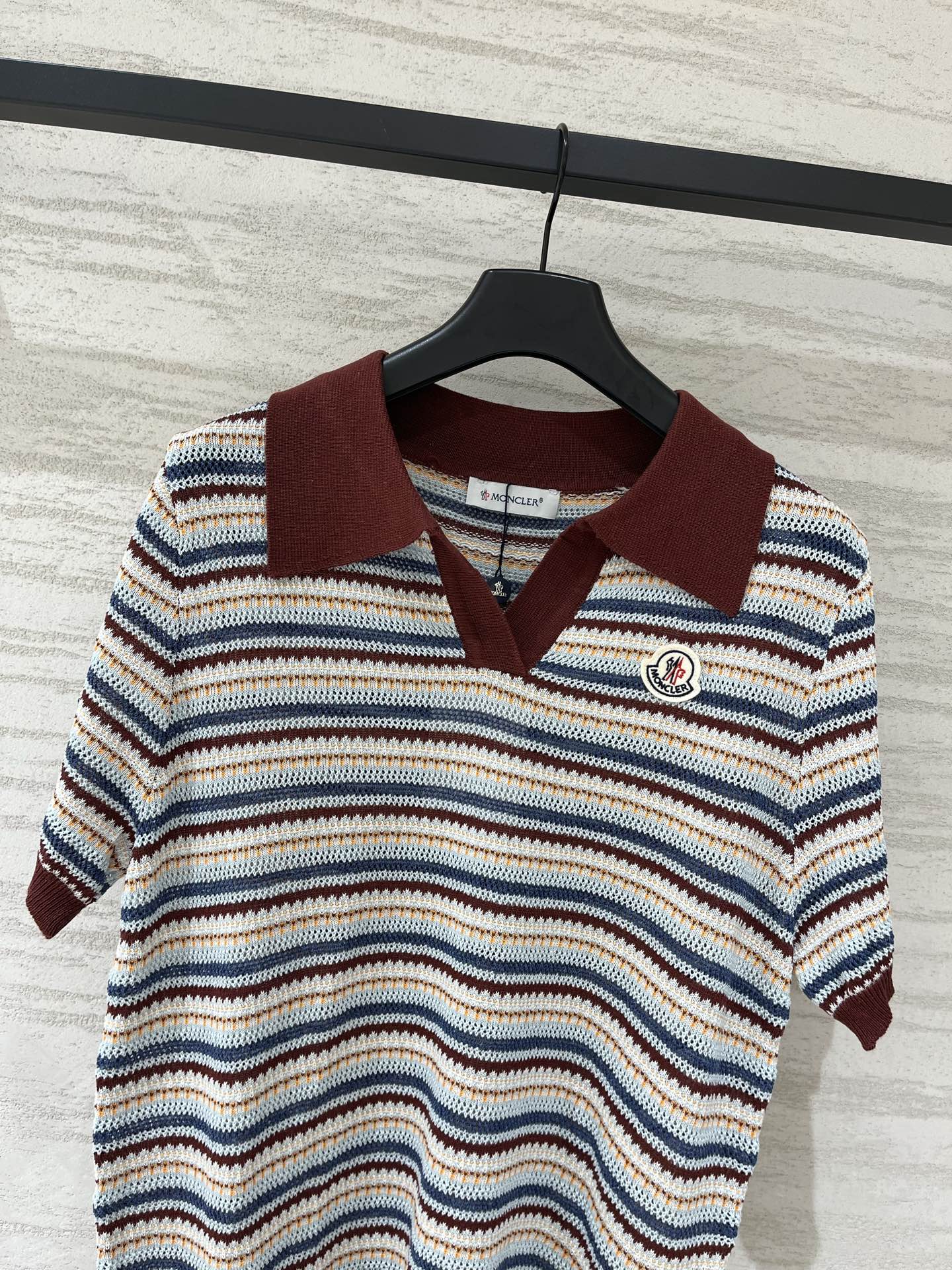 Moncler 系列款 条纹拼接Polo领短袖款 Logo图案修饰点缀 上身高级氛围感十足 码数SML