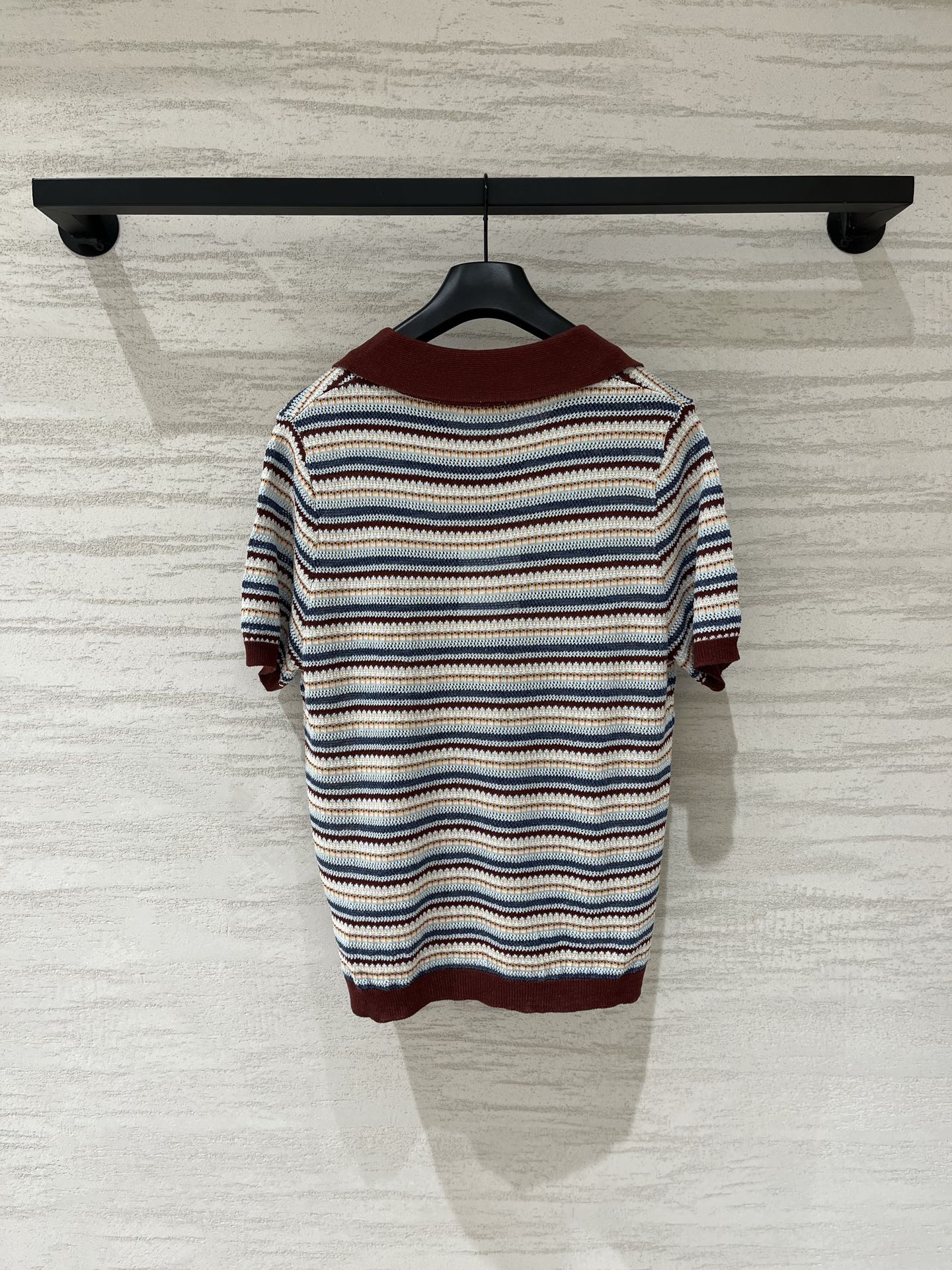 Moncler 系列款 条纹拼接Polo领短袖款 Logo图案修饰点缀 上身高级氛围感十足 码数SML