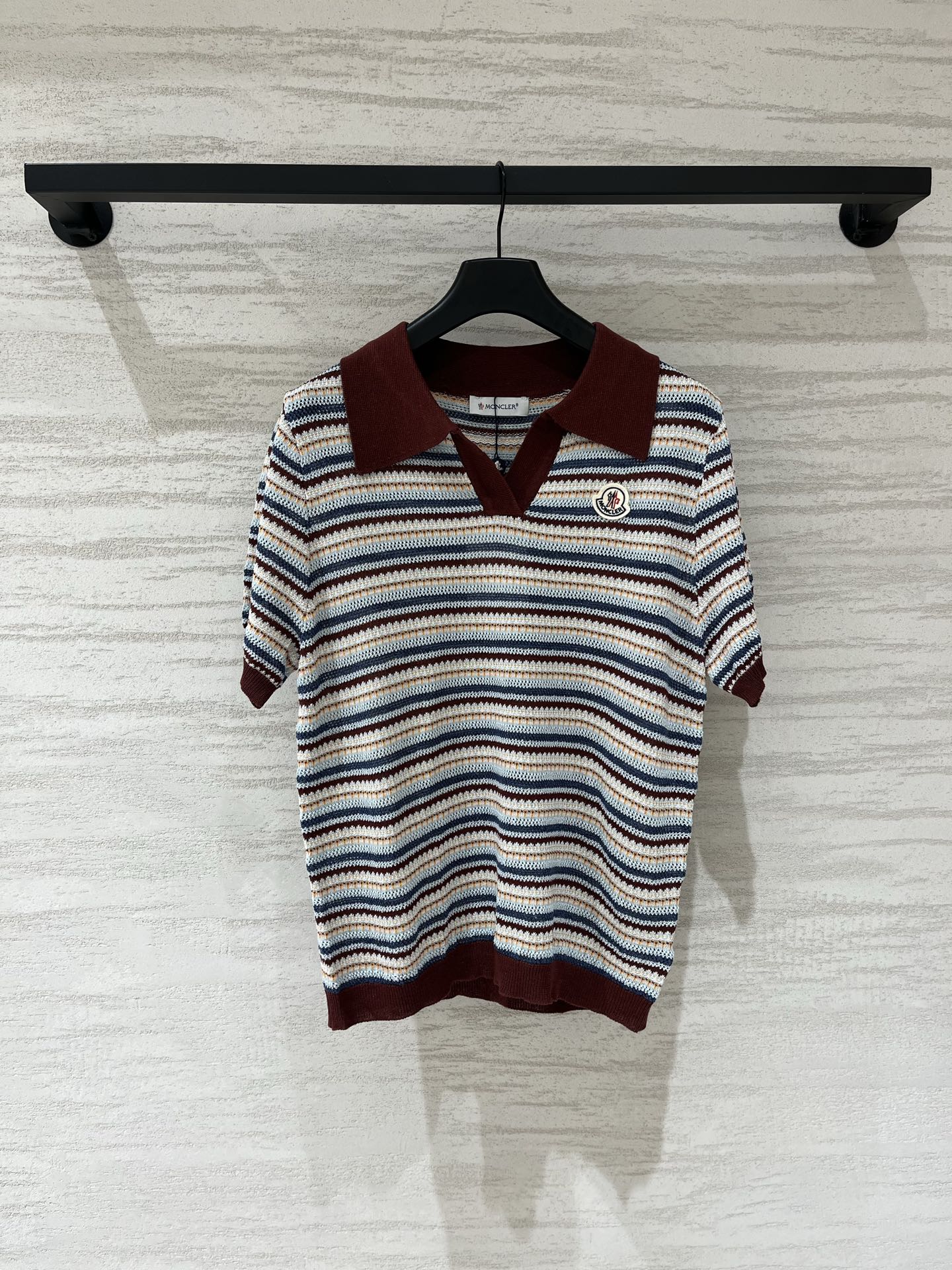NO:910660,Moncler series model, striped splicing Polo collar short-sleeved model, logo pattern decoration, upper body full of high-end atmosphere, size SML,, T-shirt,19860909Moncler 系列款 条纹拼接Polo领短袖款 Logo图案修饰点缀 上身高级氛围感十足 码数SML,,T-shirt,,Women's clothing