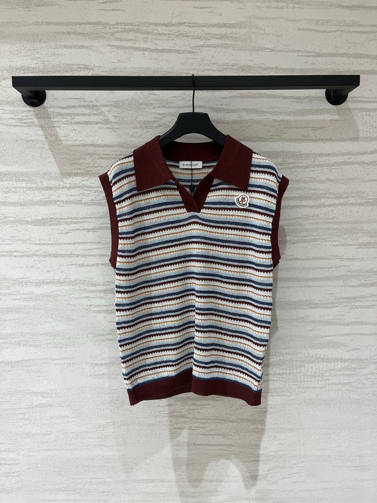 NO:910656,Moncler Series Striped Polo Collar Vest Style Logo Pattern Decoration Embellishment The upper body is full of high-end atmosphere Size SML l,,19860909Moncler 系列款 条纹拼接Polo领背心款 Logo图案修饰点缀 上身高级氛围感十足 码数SML l,,,Women's clothing