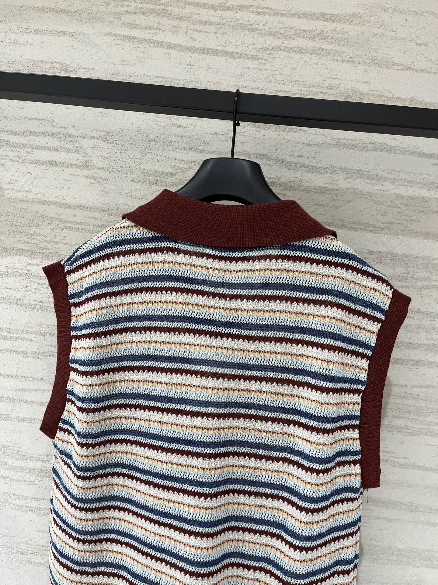 Moncler 系列款 条纹拼接Polo领背心款 Logo图案修饰点缀 上身高级氛围感十足 码数SML