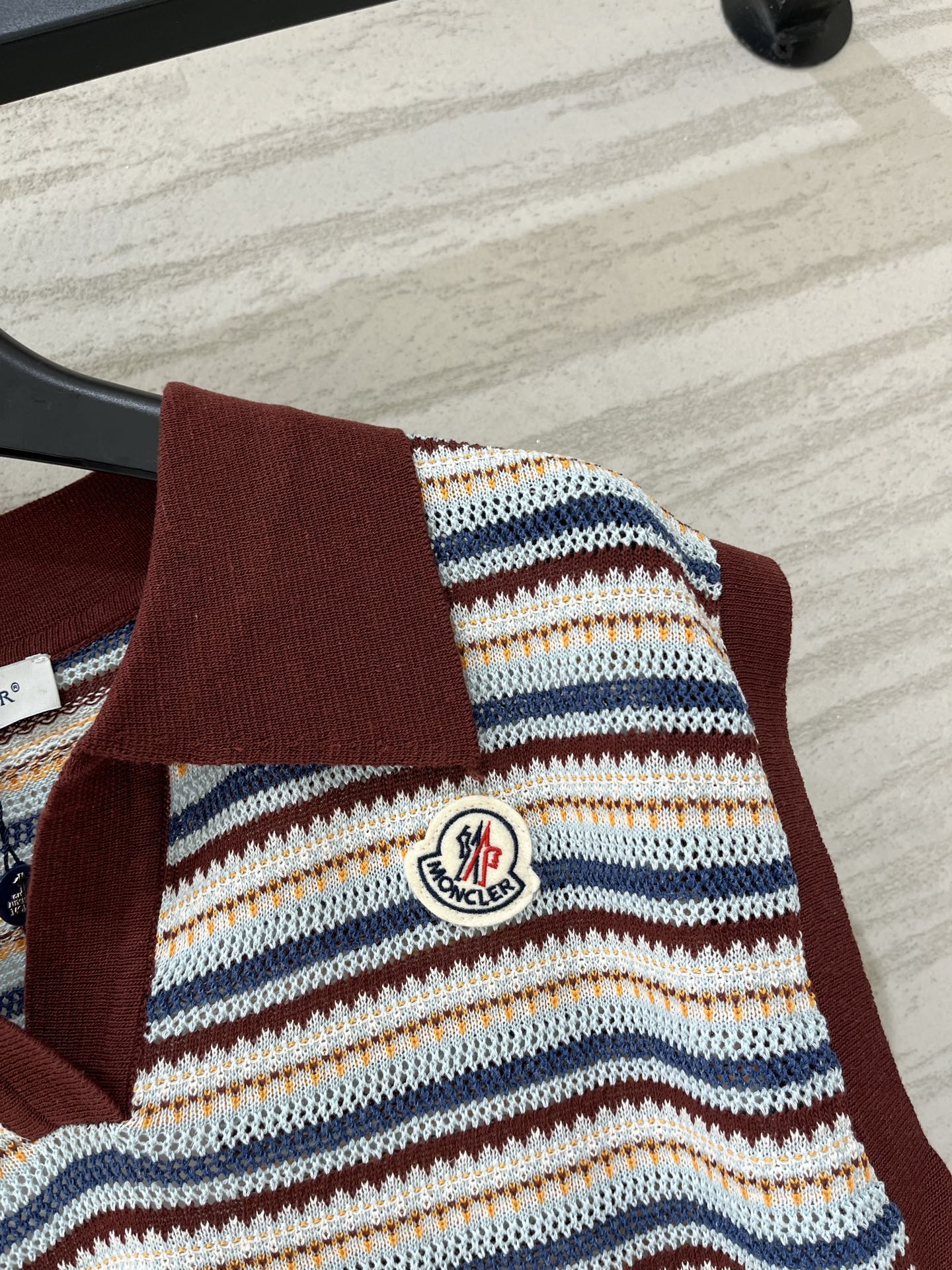 Moncler 系列款 条纹拼接Polo领背心款 Logo图案修饰点缀 上身高级氛围感十足 码数SML