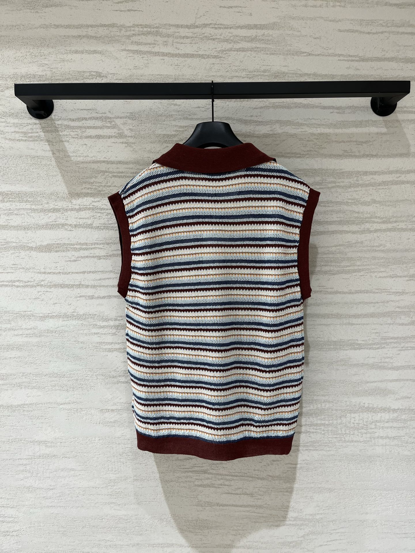 Moncler 系列款 条纹拼接Polo领背心款 Logo图案修饰点缀 上身高级氛围感十足 码数SML