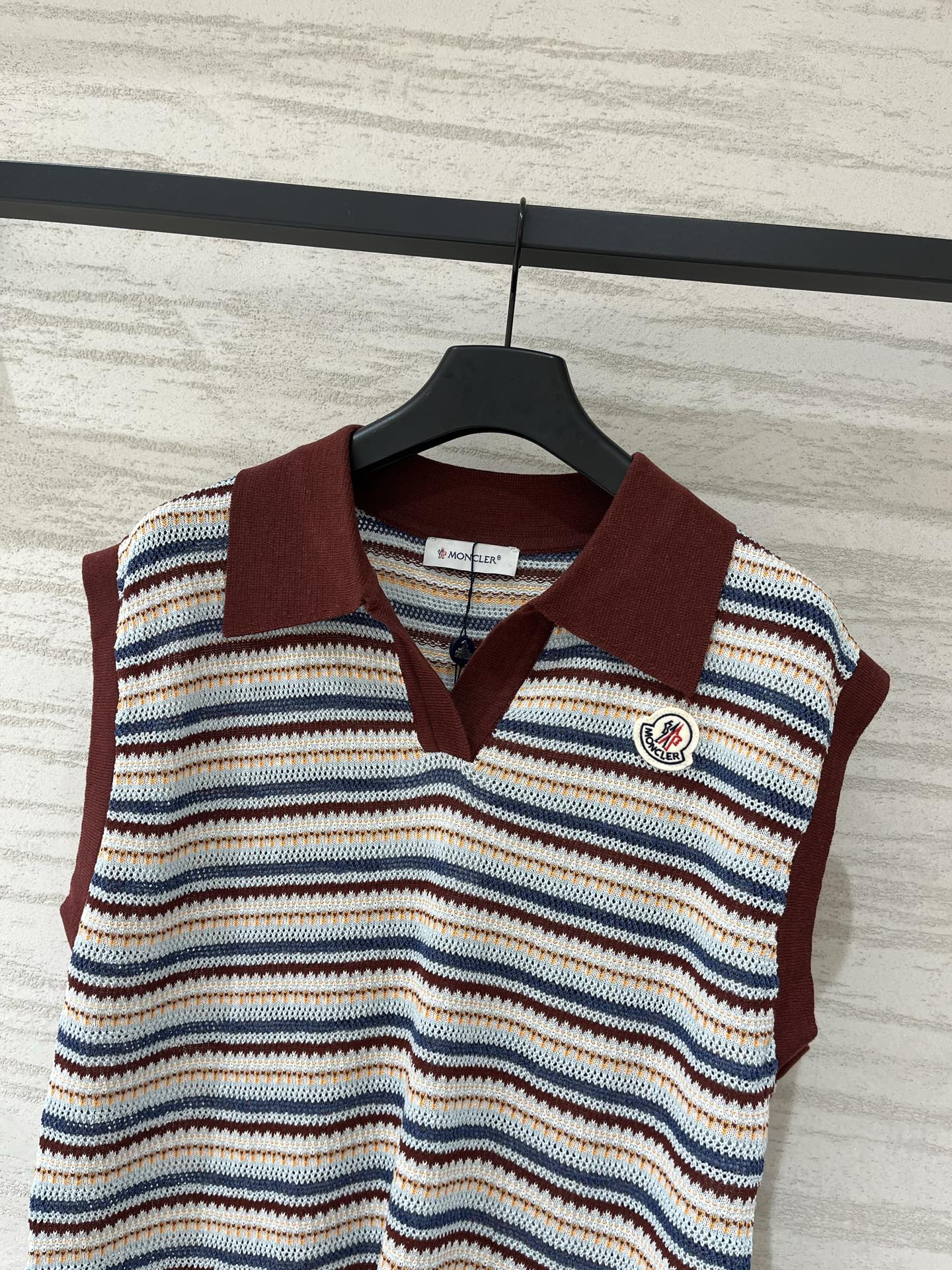Moncler 系列款 条纹拼接Polo领背心款 Logo图案修饰点缀 上身高级氛围感十足 码数SML