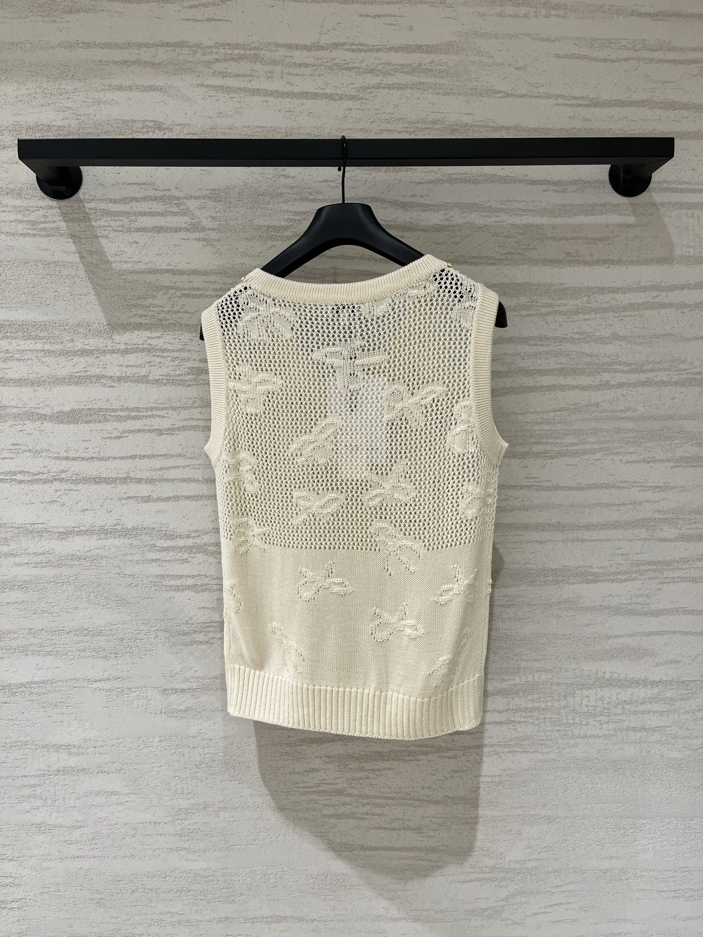 CHANEL 镂空V领背心款 logo图案修饰点缀 上身高级氛围感🈵️🈵️ 两色SML