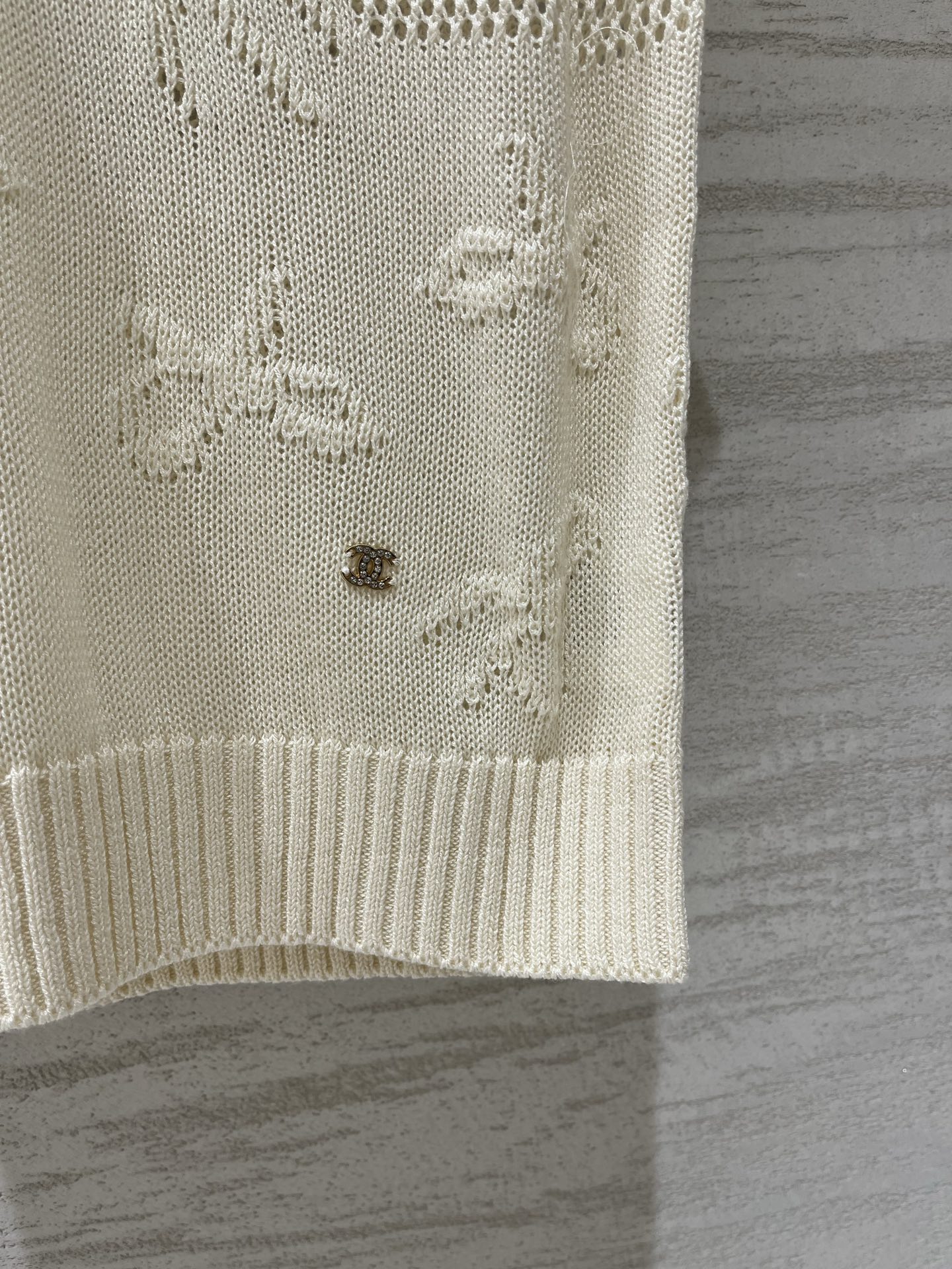 CHANEL 镂空V领背心款 logo图案修饰点缀 上身高级氛围感🈵️🈵️ 两色SML