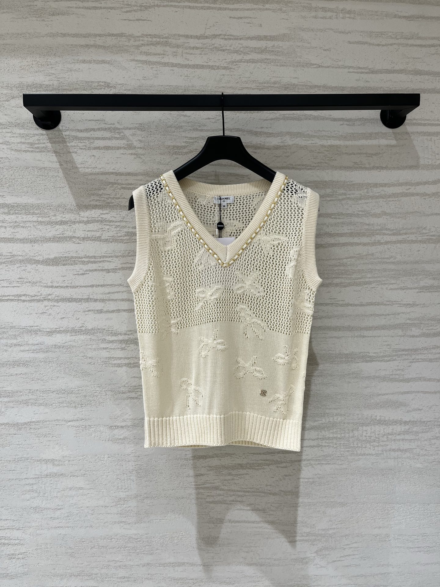 NO:910652,CHANEL hollow V-neck vest style, logo pattern decoration on the upper body, high-end atmosphere, two colors SML,,chanel,19860909CHANEL 镂空V领背心款 logo图案修饰点缀 上身高级氛围感 两色SML,,chanel,,Women's clothing