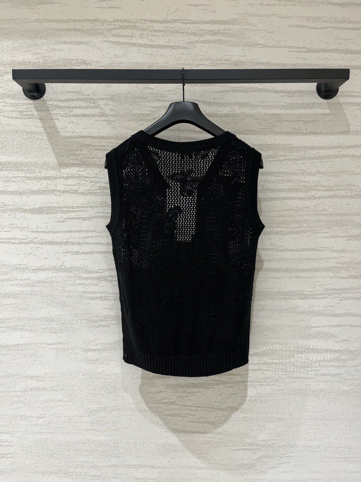 CHANEL 镂空V领背心款 logo图案修饰点缀 上身高级氛围感🈵️🈵️ 两色SML