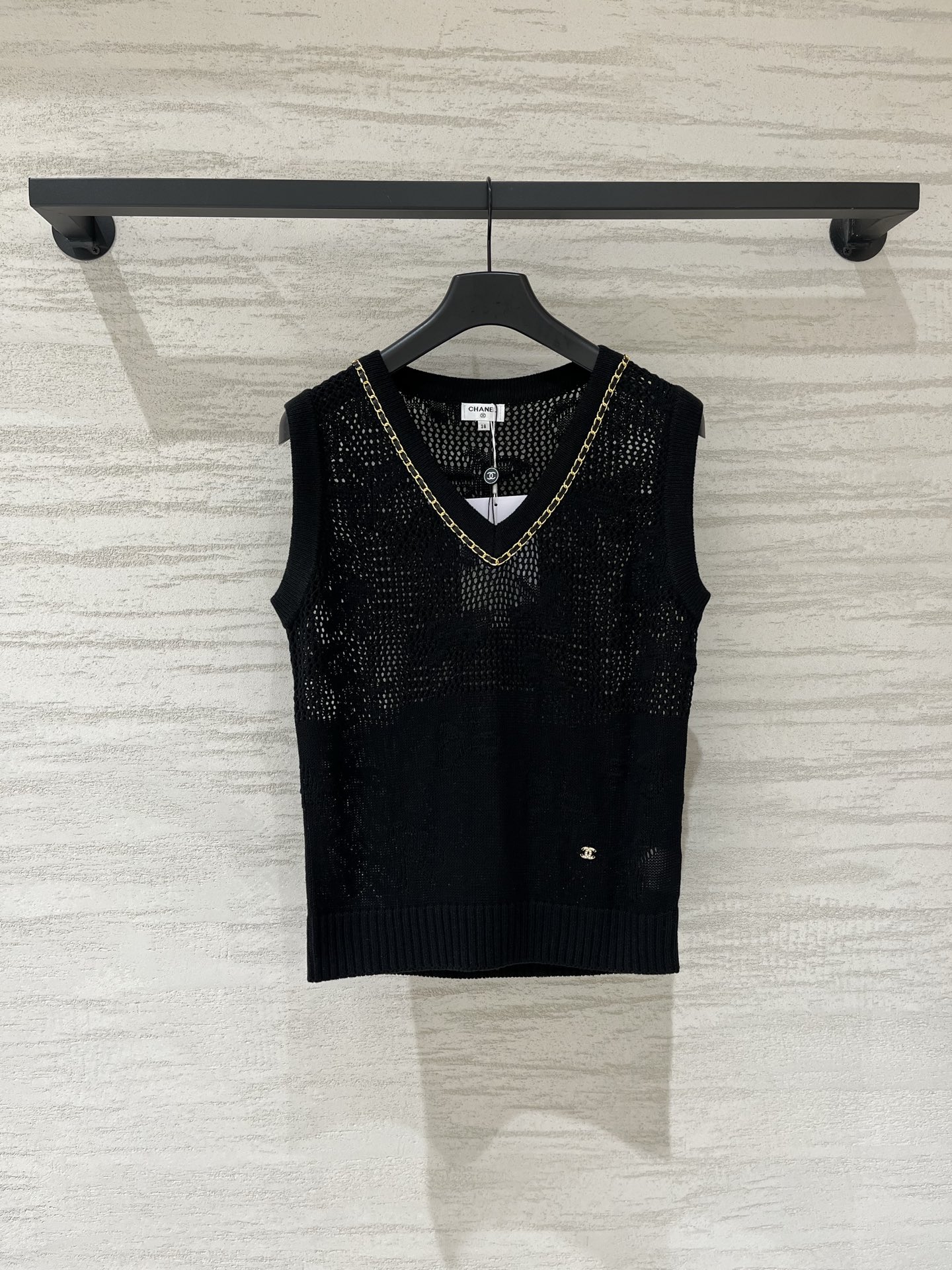 CHANEL 镂空V领背心款 logo图案修饰点缀 上身高级氛围感🈵️🈵️ 两色SML