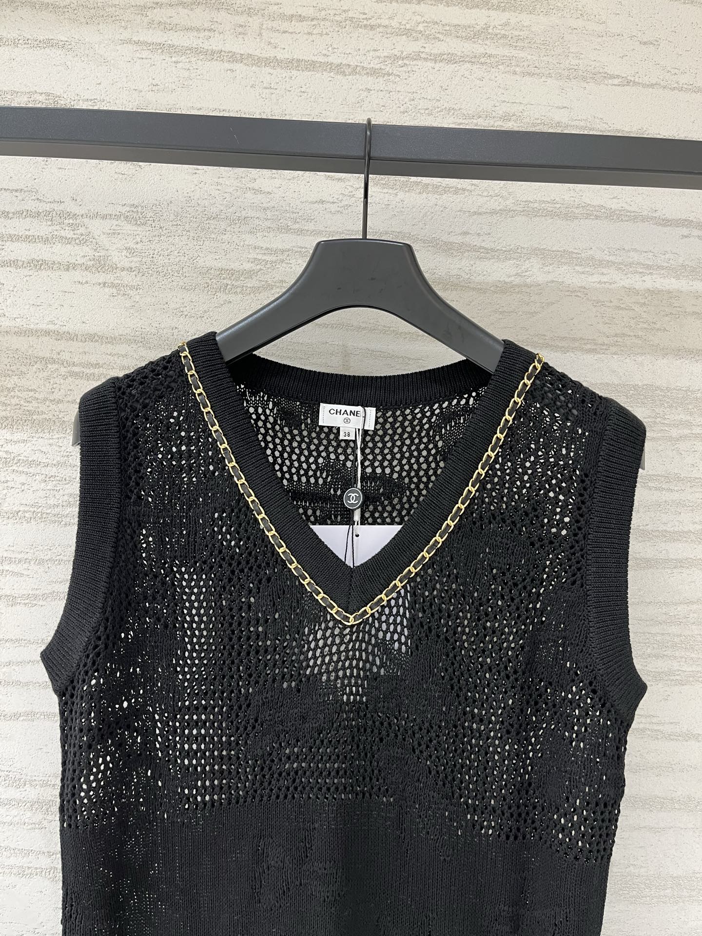 CHANEL 镂空V领背心款 logo图案修饰点缀 上身高级氛围感🈵️🈵️ 两色SML