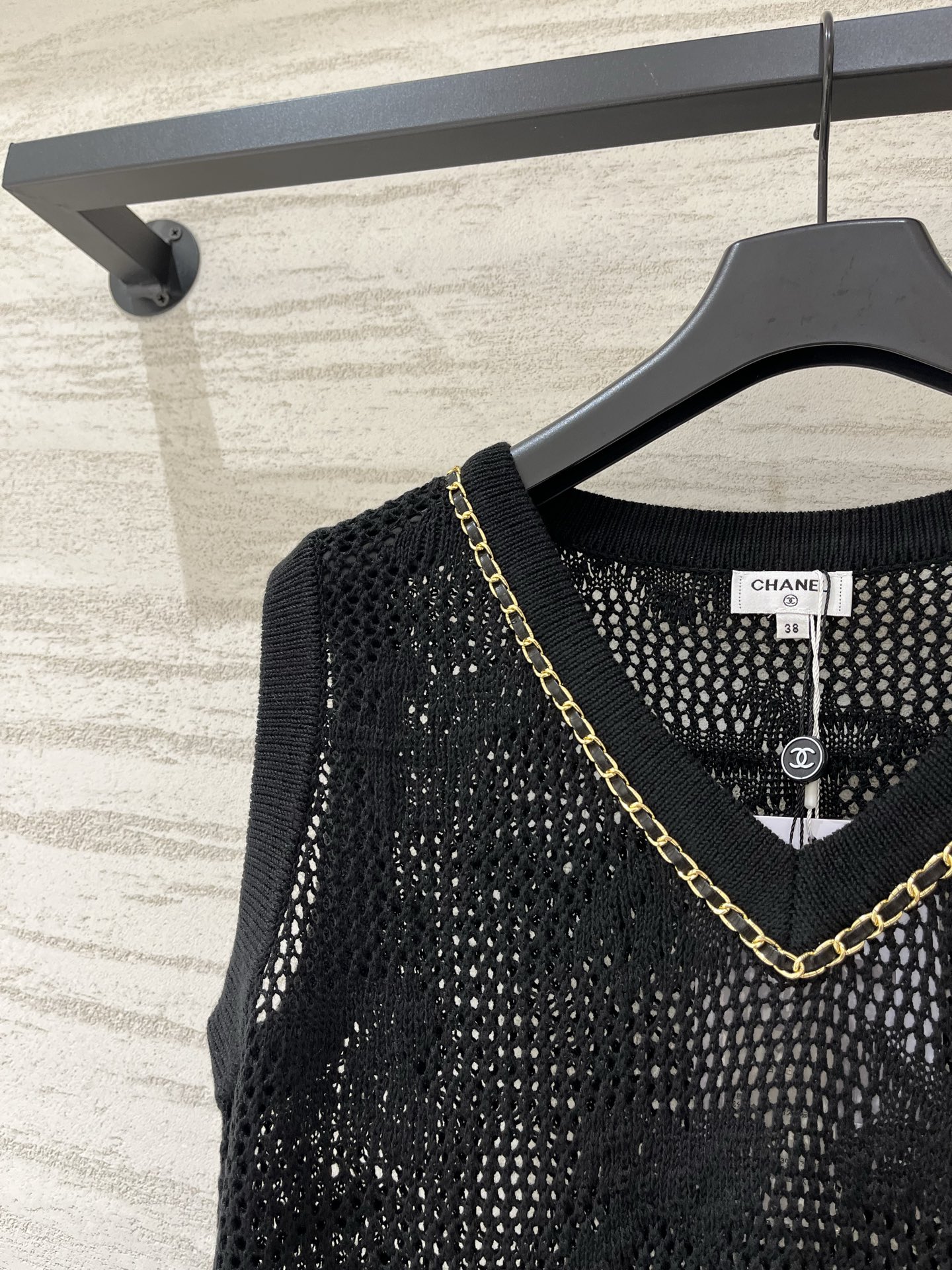 CHANEL 镂空V领背心款 logo图案修饰点缀 上身高级氛围感🈵️🈵️ 两色SML