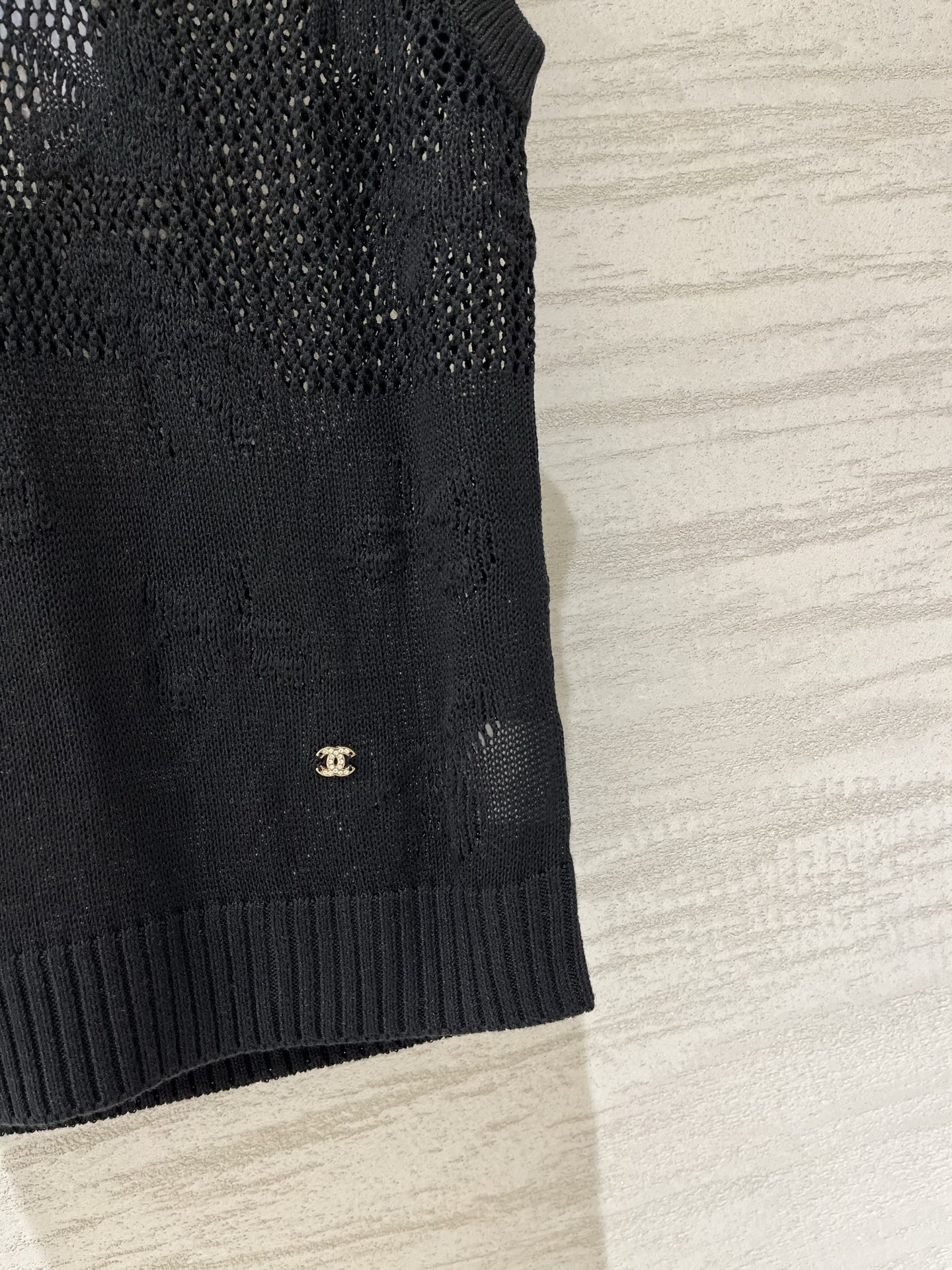 CHANEL 镂空V领背心款 logo图案修饰点缀 上身高级氛围感🈵️🈵️ 两色SML