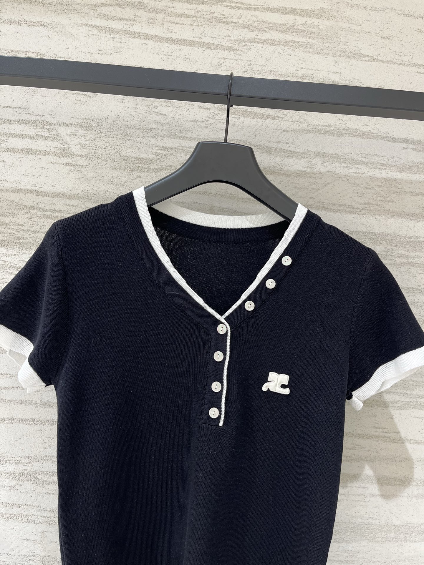 Courrèges 26夏季新款 假两件条纹针织短袖，假两件V领设计，左胸黑色刺绣Logo，高级松弛感、