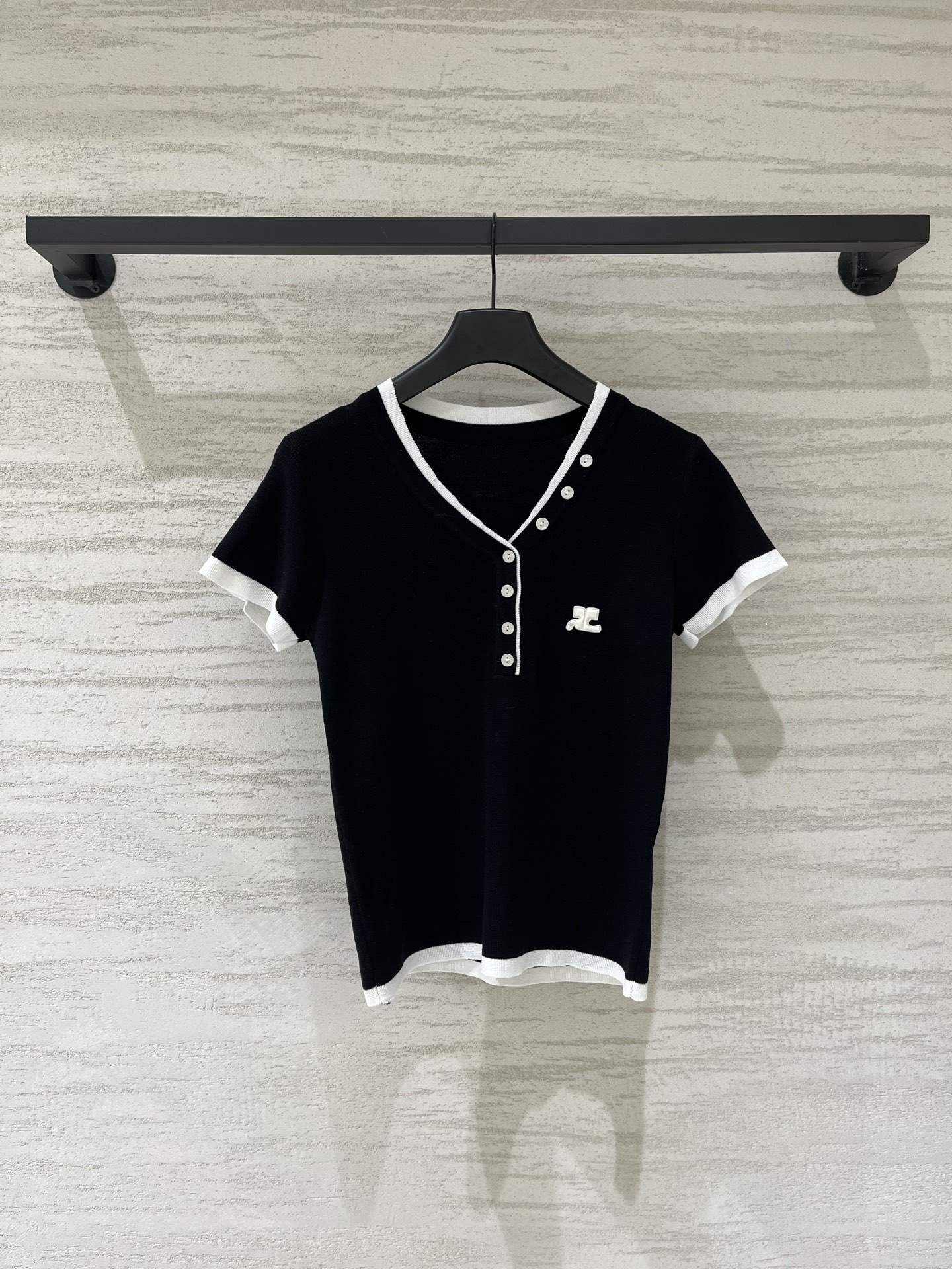 NO:910648,Courrèges 26 new summer model, fake two-piece striped knitted short-sleeves, fake two-piece V-neck design, black embroidered logo on the left chest, high-end relaxed feel, layering style, size SM,, T-shirt,19860909Courrèges 26夏季新款 假两件条纹针织短袖,假两件V领设计,左胸黑色刺绣Logo,高级松弛感、叠穿风 码数SM,,T-shirt,,Women's clothing
