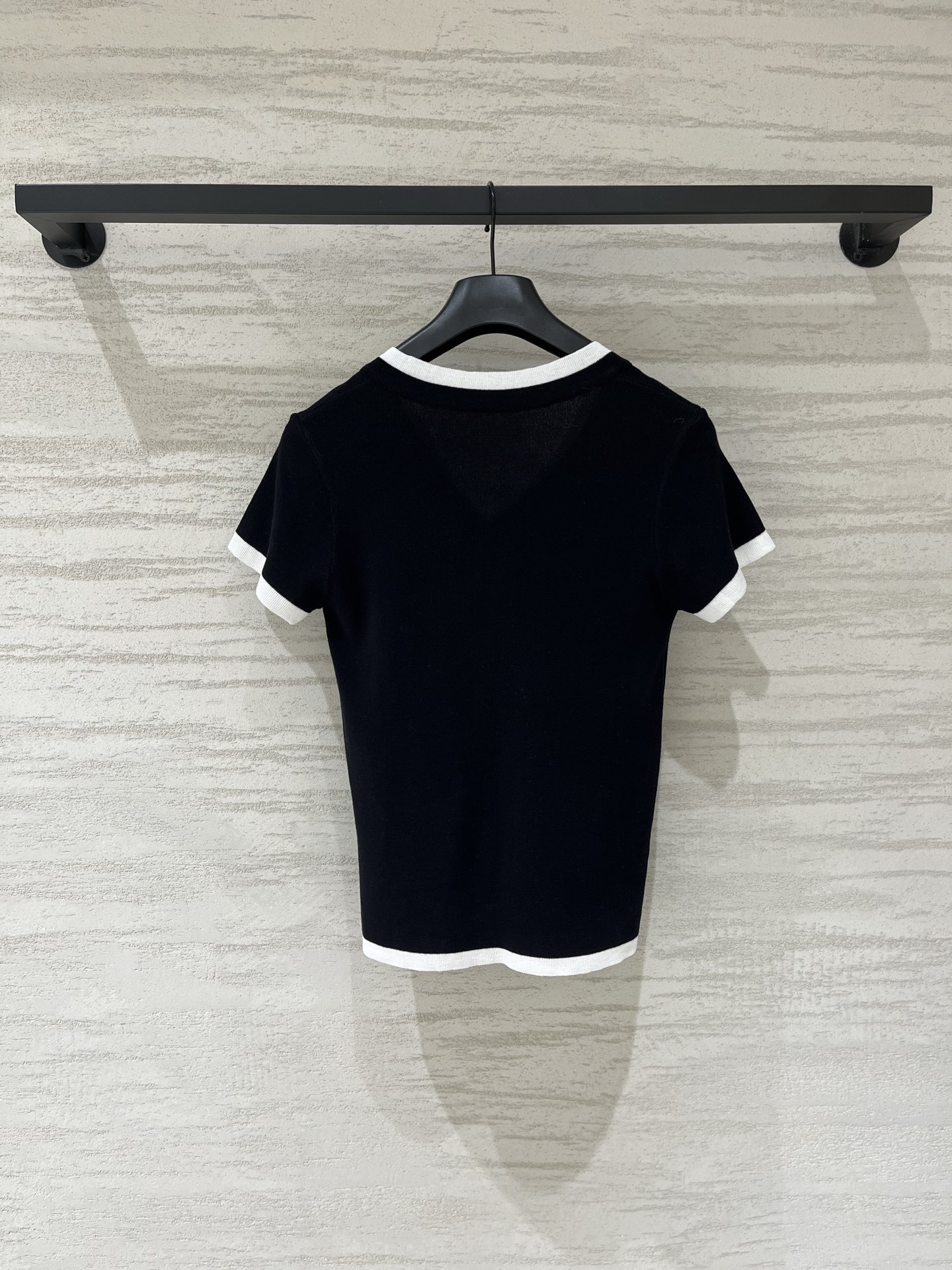Courrèges 26夏季新款 假两件条纹针织短袖，假两件V领设计，左胸黑色刺绣Logo，高级松弛感、