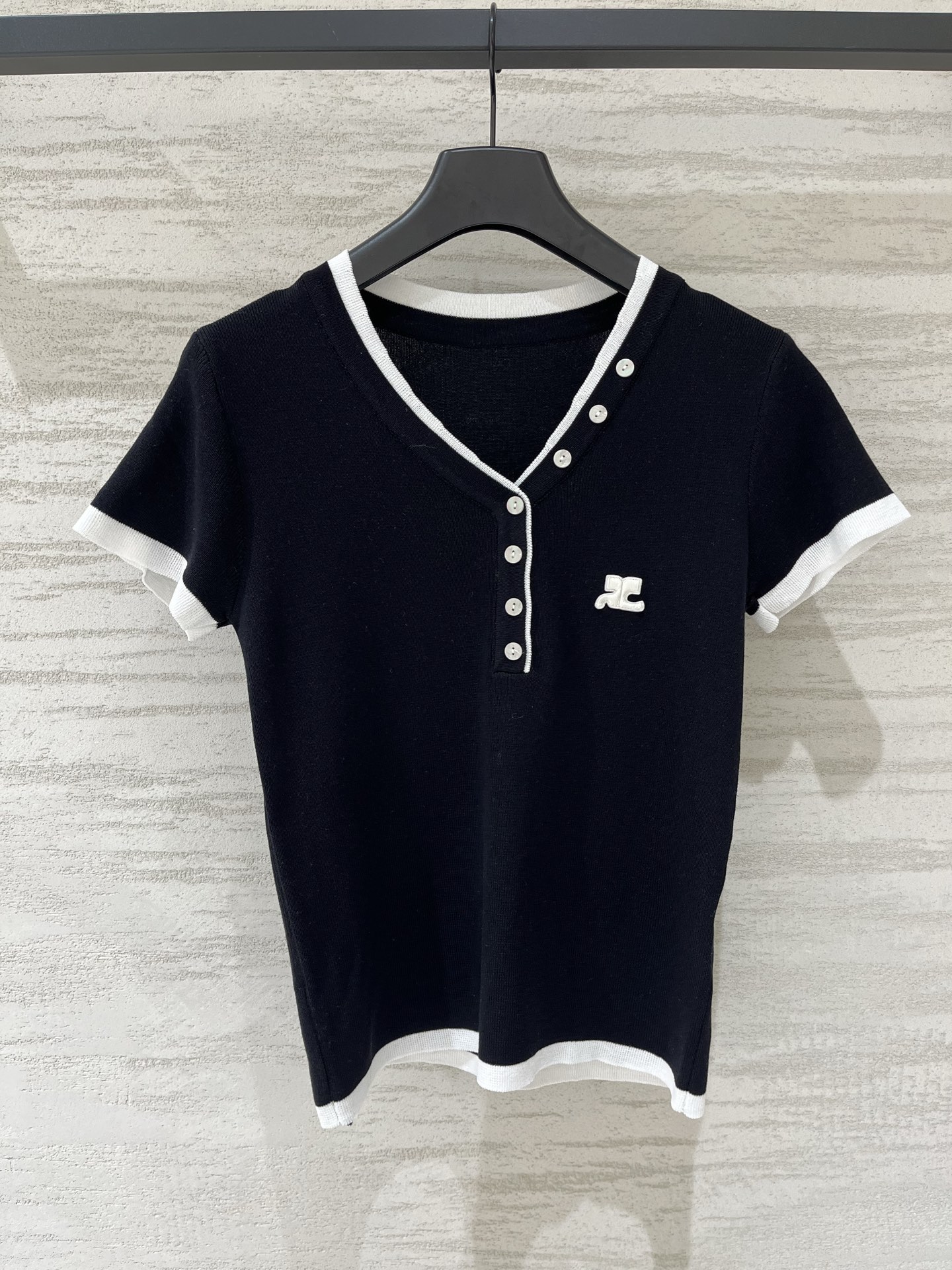 Courrèges 26夏季新款 假两件条纹针织短袖，假两件V领设计，左胸黑色刺绣Logo，高级松弛感、