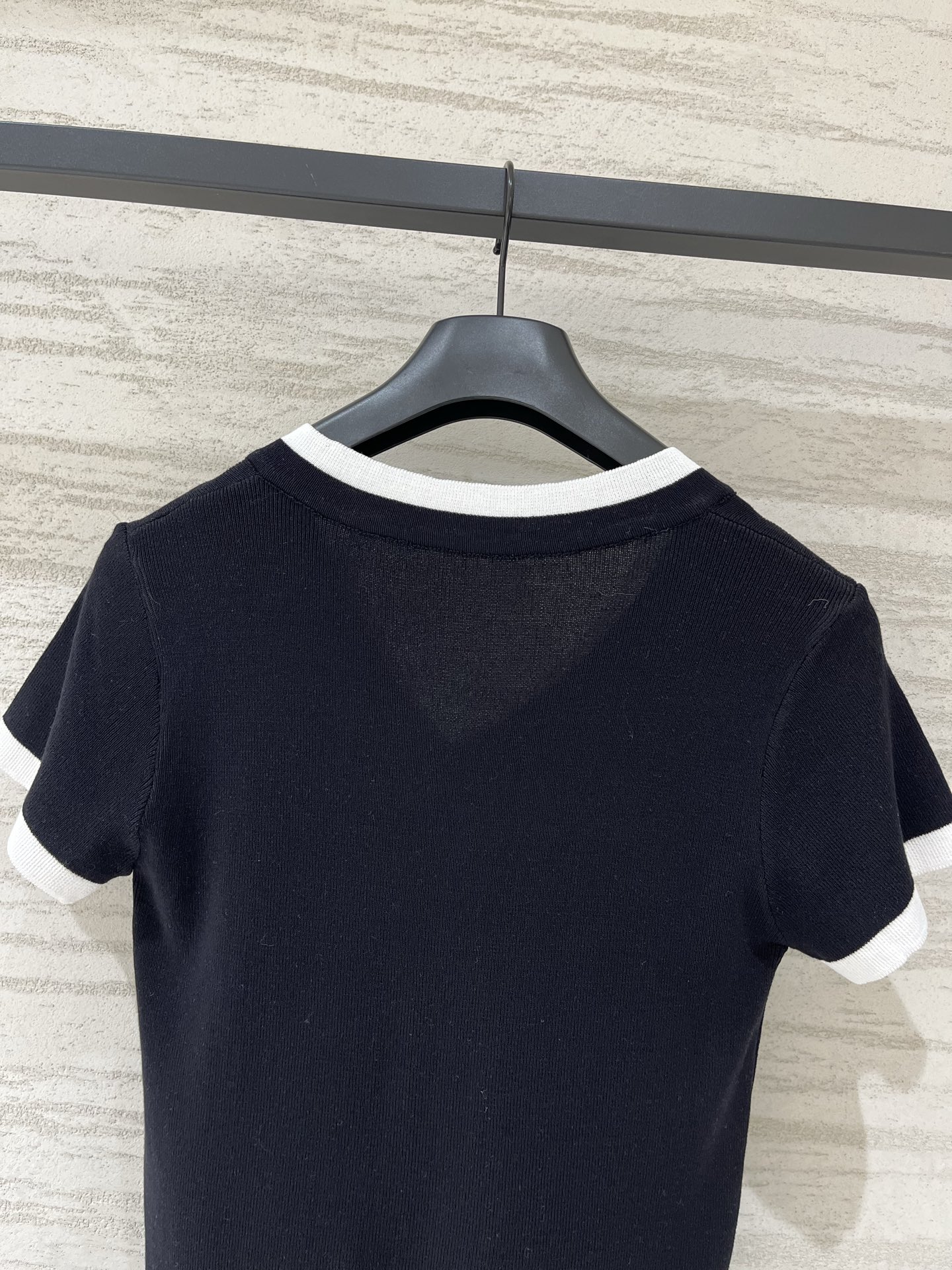 Courrèges 26夏季新款 假两件条纹针织短袖，假两件V领设计，左胸黑色刺绣Logo，高级松弛感、