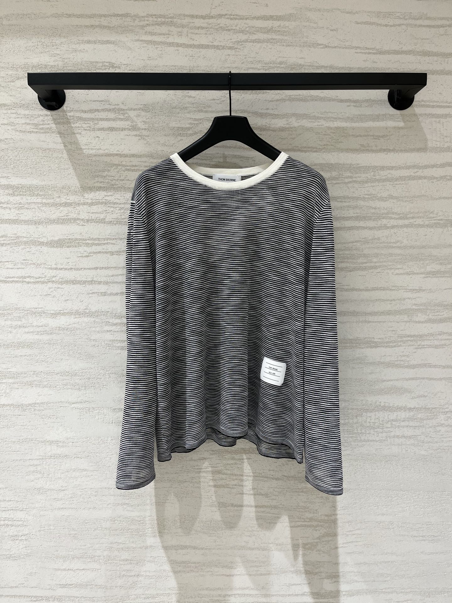 NO:910639,TB New Thin Striped Round Neck Long Sleeve Style Logo Pattern Decoration The Upper Body Has A High-End Atmosphere Two-Color SML,,19860909TB 新款 薄款条纹圆领长袖款 logo图案修饰点缀 上身高级氛围感十足 两色SML,,,Women's clothing