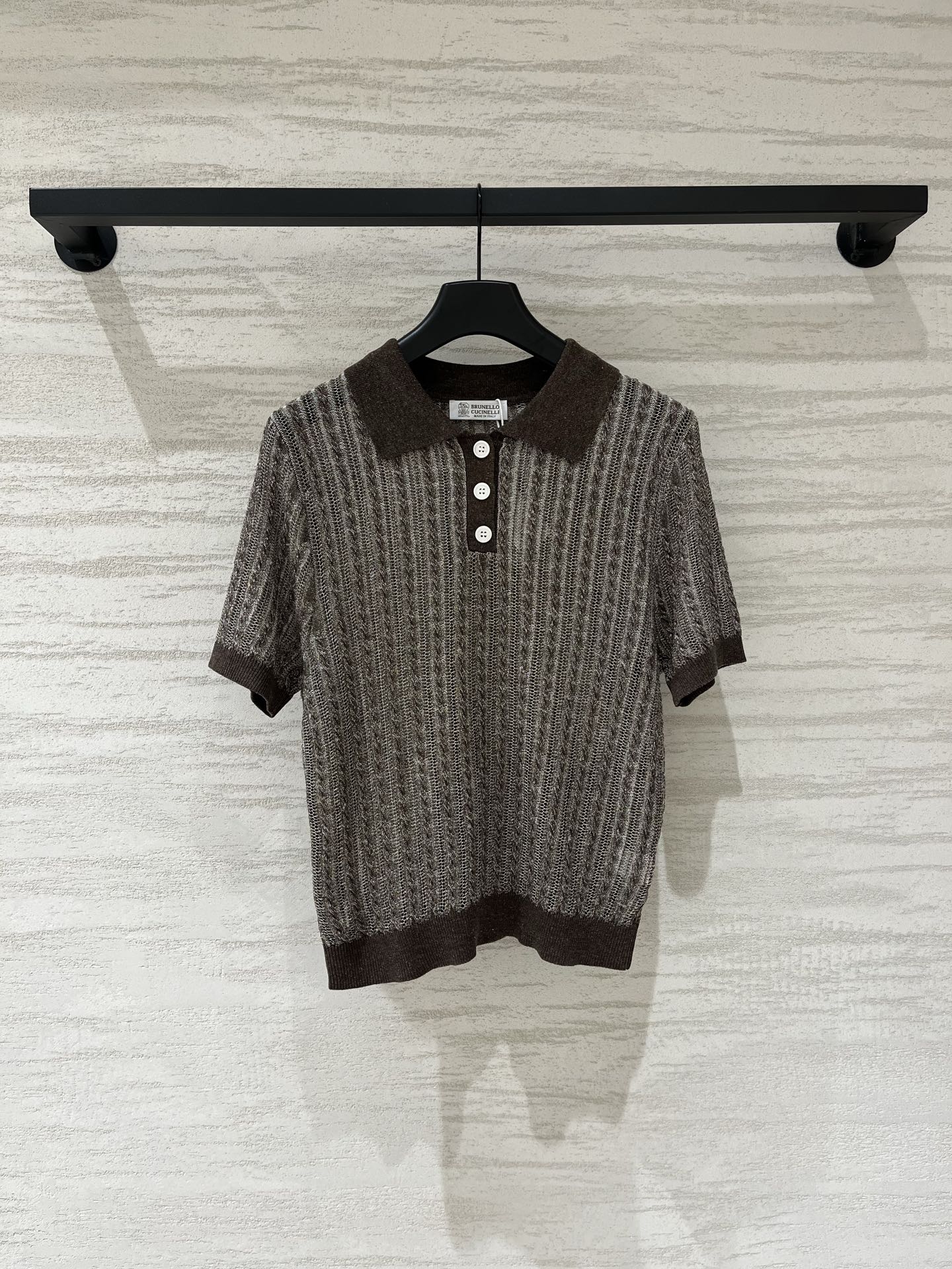 NO:910633,BC new style old money style Polo collar short-sleeved model with logo pattern decoration on the upper body and full of high-end atmosphere. Two-color SML, T-shirt,19860909BC 新款 老钱风Polo领短袖款 logo图案修饰点缀 上身高级氛围感十足 两色SML,,T-shirt,,Women's clothing