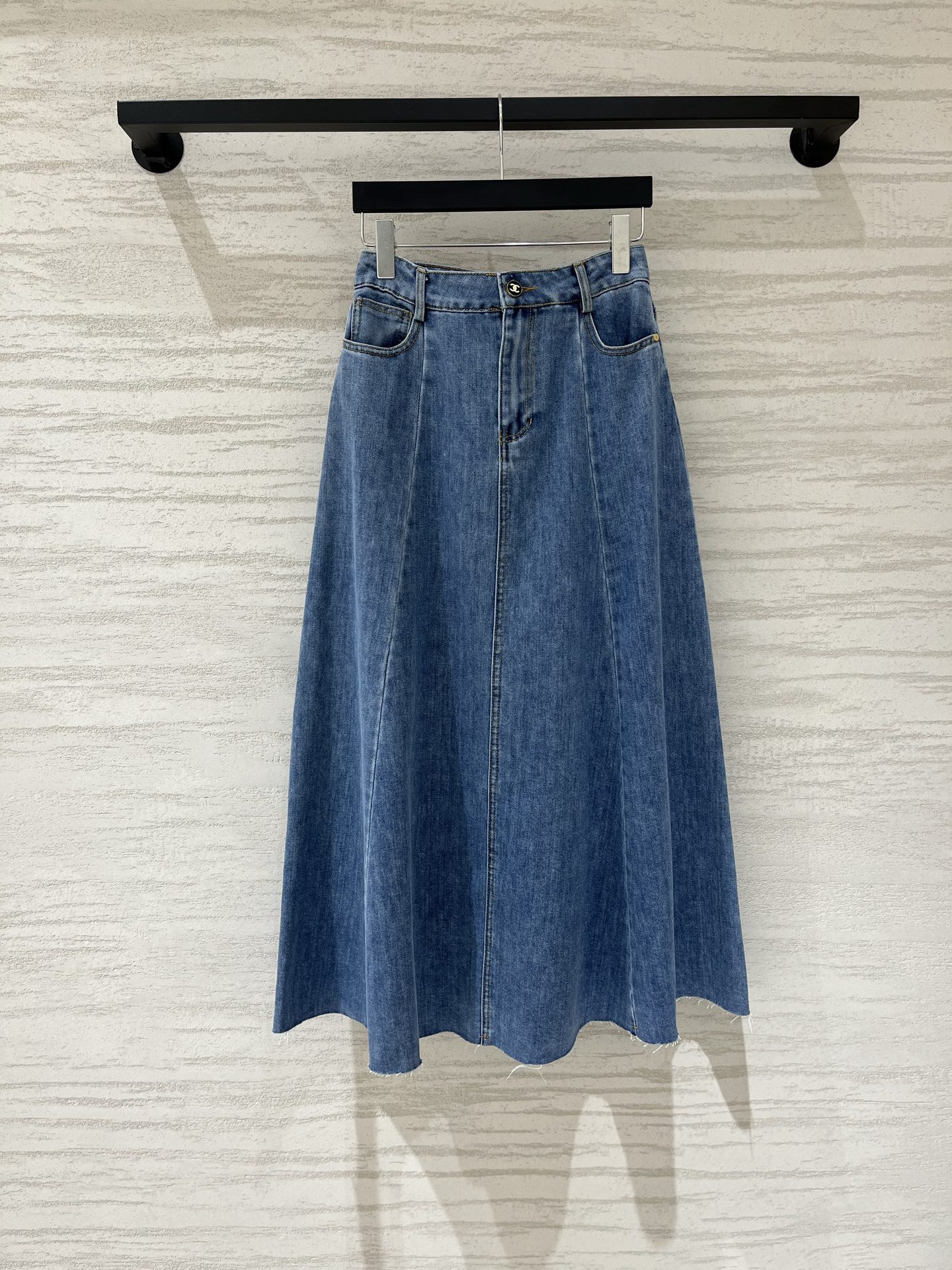 NO:910622,CHANEL 26 early autumn denim long skirt 2 Three-dimensional double C decoration on the back Raw edge design Casual and lazy Especially hiding the flesh and showing height High waist A-line cut three-dimensional and stylish The three-dimensional double C on the back is so beautiful Size number SMLXL,,chanel,skirts,19860909CHANEL 26早秋款 牛仔长裙 2后背立体双C装饰 毛边设计 随意慵懒 特别藏肉又显高 高腰A字剪裁立体有型 后背立体双C太好看啦 码数SMLXL,,chanel,skirts,,Women's clothing