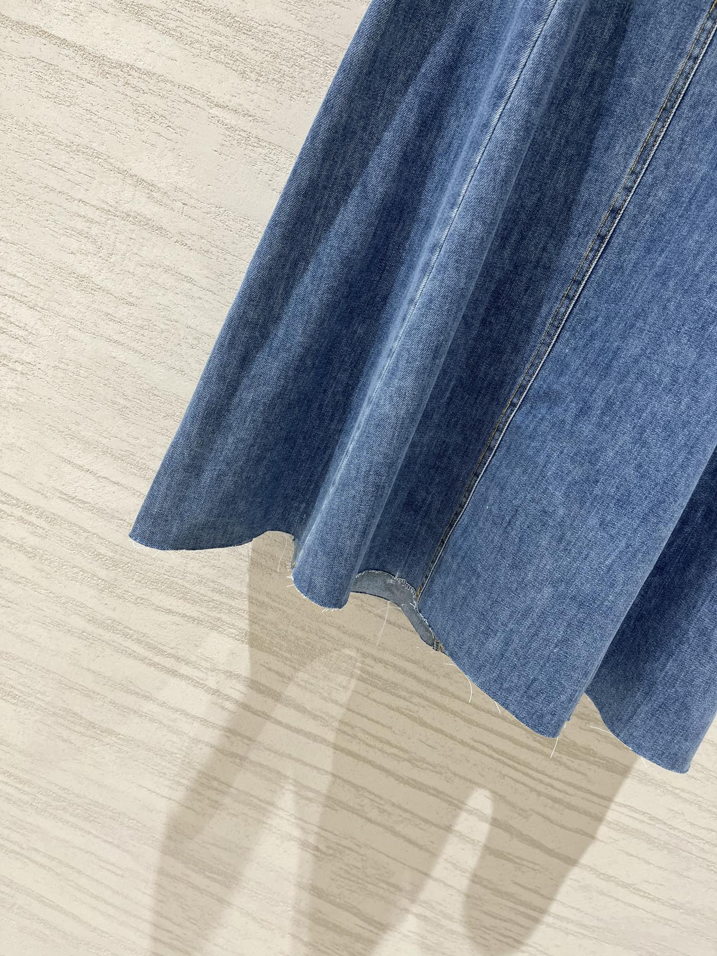 CHANEL 26早秋款 牛仔长裙 2后背立体双C装饰 毛边设计 随意慵懒 特别藏肉又显高 高腰A字剪裁