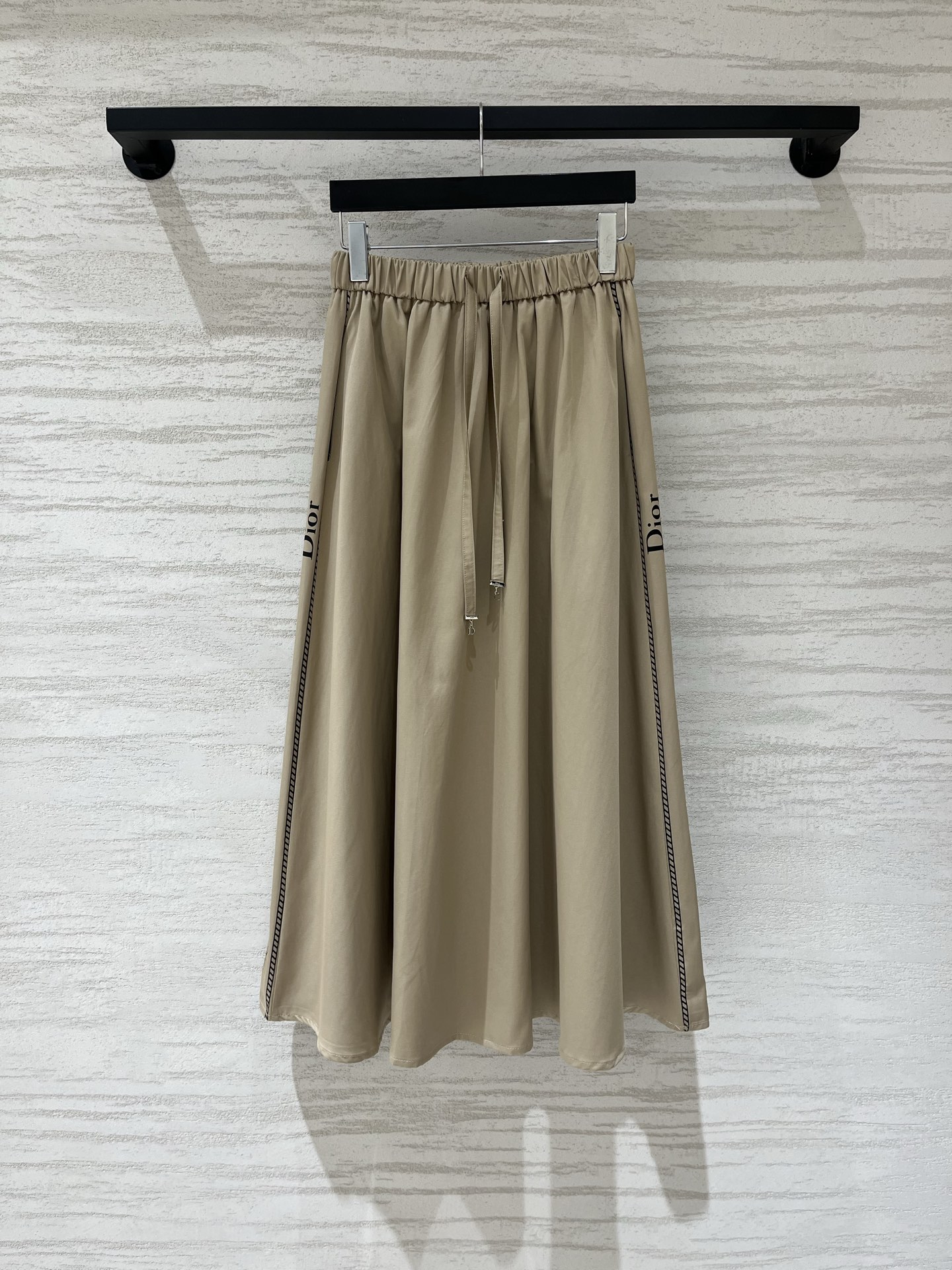 NO:910616,DIOR 26 early autumn style side printed skirt, CD pendant drawstring elastic waist, side letter printed decoration, casual and versatile upper body, two-color SML, dior, skirts,19860909DIOR 26早秋款 侧印花半裙,CD吊坠抽绳橡筋腰,侧边字母印花装饰,上身休闲又百搭 两色SML,,dior,skirts,,Women's clothing