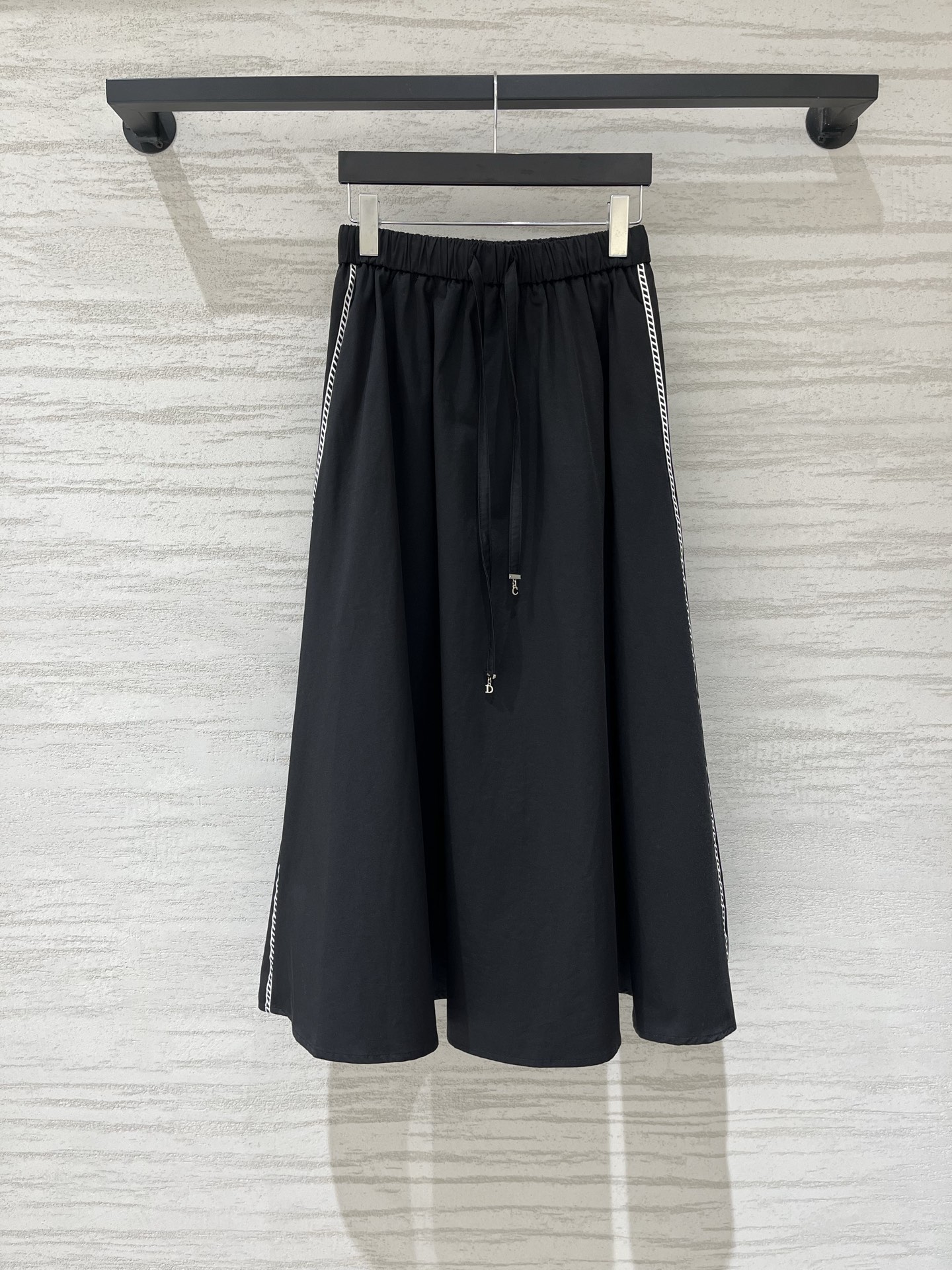 NO:909934,DIOR 26 early autumn style side printed skirt, CD pendant drawstring elastic waist, side letter printed decoration, casual and versatile upper body, two-color SML, dior, skirts,19860909DIOR 26早秋款 侧印花半裙,CD吊坠抽绳橡筋腰,侧边字母印花装饰,上身休闲又百搭 两色SML,,dior,skirts,,Women's clothing