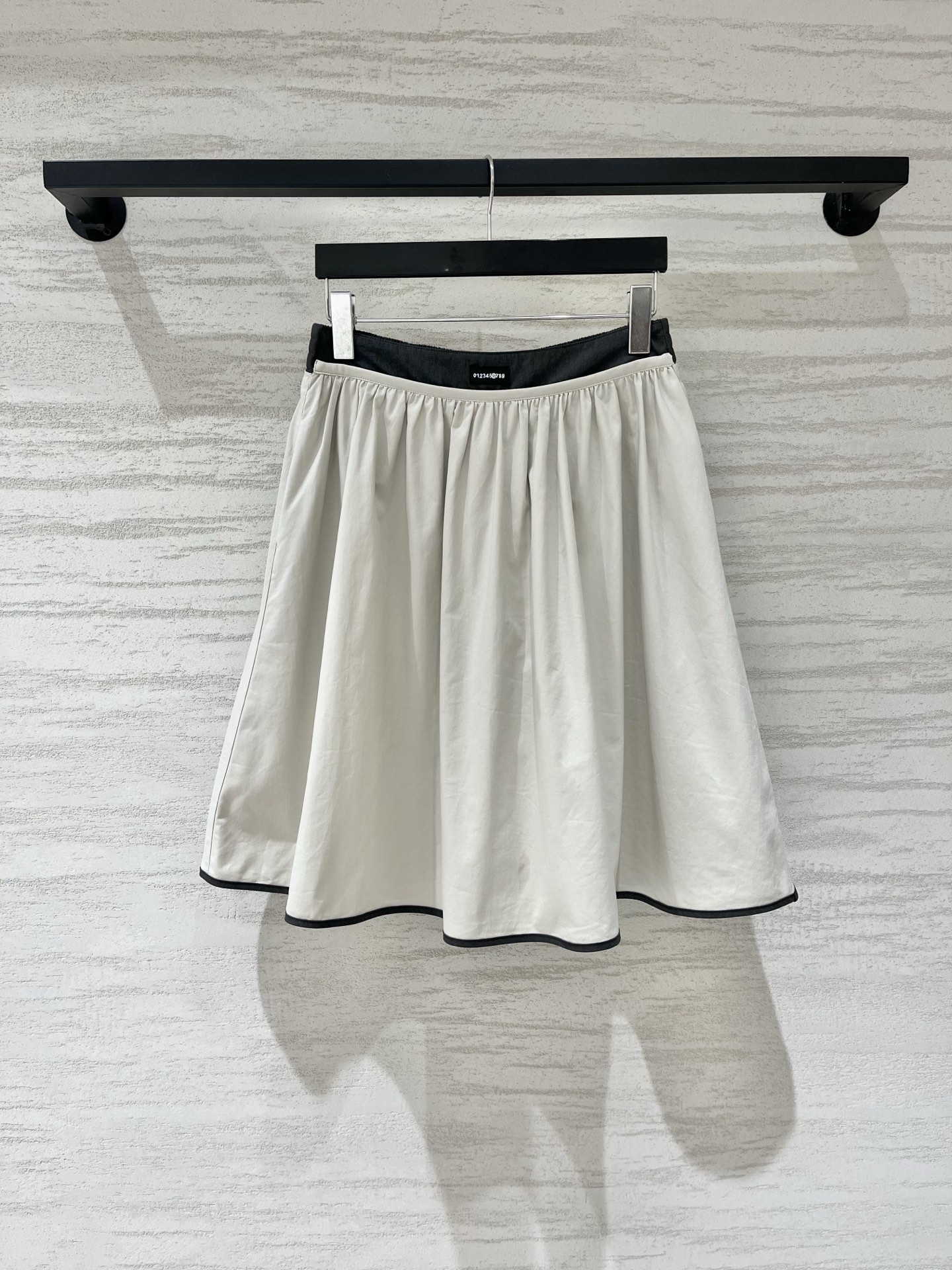 NO:910644,MM6 26 new spring and summer A-line mid-length skirt, drapey anti-wrinkle twill fabric, smooth and crisp, not easy to wrinkle, high waist elastic waist design, dark gray contrasting fabric at the waist, with number mark on the inside, exquisite details, wavy hem on the skirt, dark gray contrast piping on the hem, smart but not stiff, body modification, create Korean style commuting with a relaxed feeling. Size SML, masion margiela, skirts,19860909MM6 26春夏新款 A字中款半裙,垂坠感抗皱斜纹面料,顺滑挺括,不易起皱,高腰松紧腰设计,腰头拼接深灰色撞色布,内侧带数字标,细节精致,裙摆做波浪形卷边,包边深灰色撞色滚边,灵动不呆板,修饰身材,打造韩系通勤松弛感穿搭 码数SML,,masion margiela,skirts,,Women's clothing