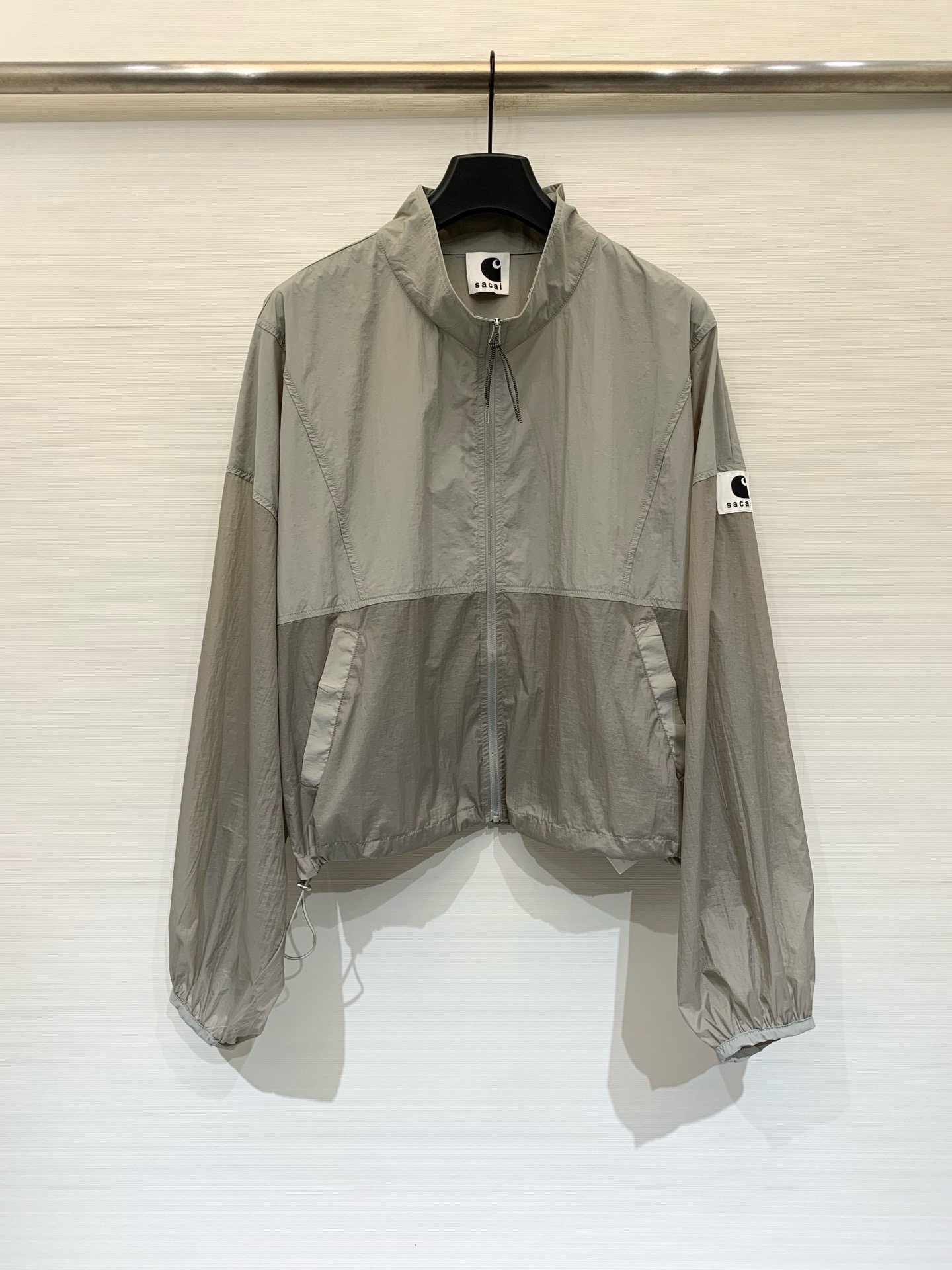 NO:910610,Sacai 26 spring and summer new style, color-blocked high-waisted short ultra-thin sun protection jacket, with adjustable drawstring at the hem, can easily create a high waistline, customized lightweight nylon fabric, breathable, sun-proof and water-repellent, suitable for daily leisure or light outdoor scenes Size SML,,jackets & coats,19860909Sacai 26春夏新款 拼色高腰短款超薄防晒外套,下摆带可调节抽绳,能轻松打造高腰线,定制轻薄的尼龙面料,具备透气与防晒防泼水特性,适合日常休闲或轻户外场景 码数SML,,jackets & coats,,Women's clothing