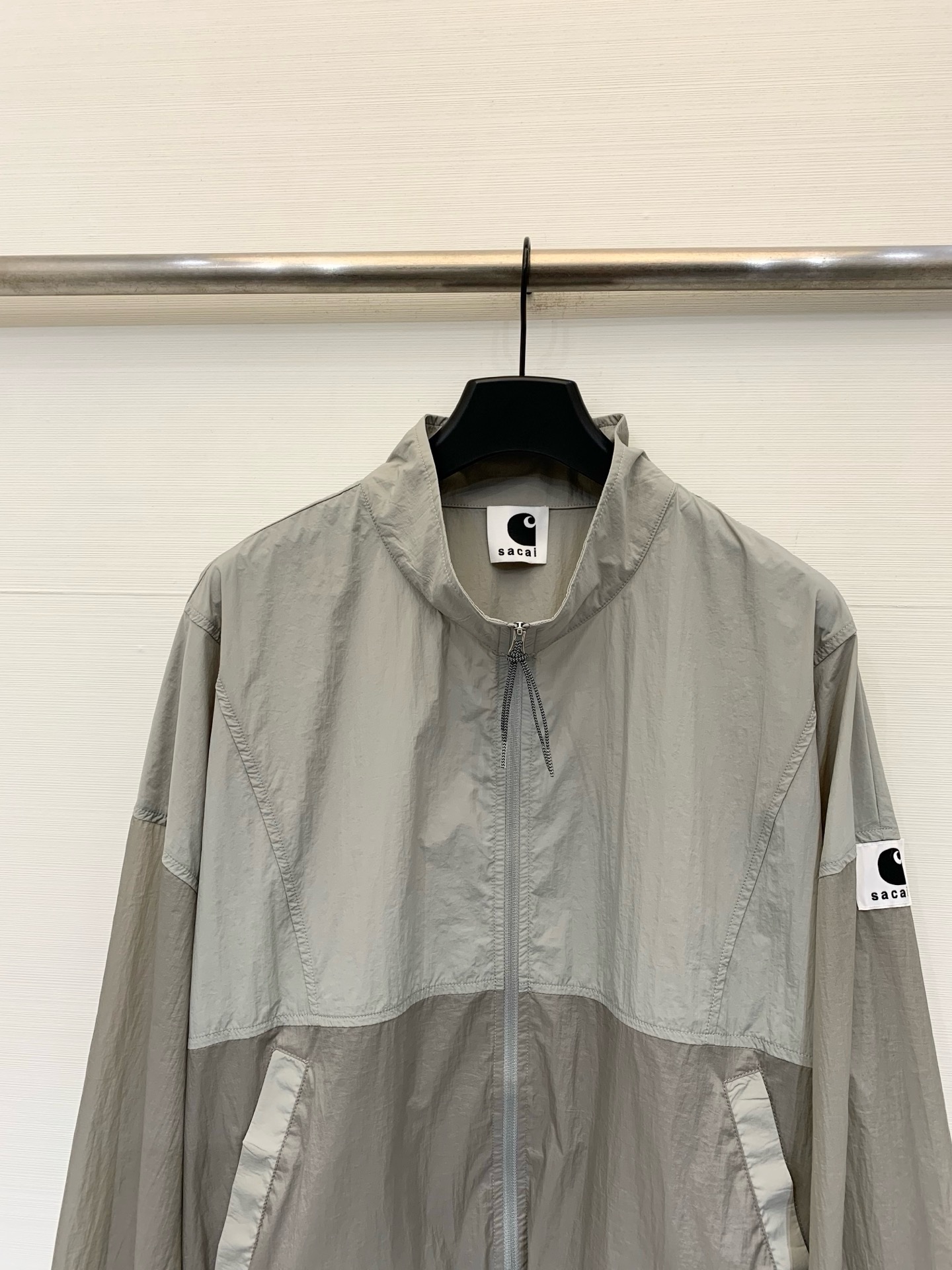Sacai 26春夏新款 拼色高腰短款超薄防晒外套，下摆带可调节抽绳，能轻松打造高腰线，定制轻薄的尼龙面