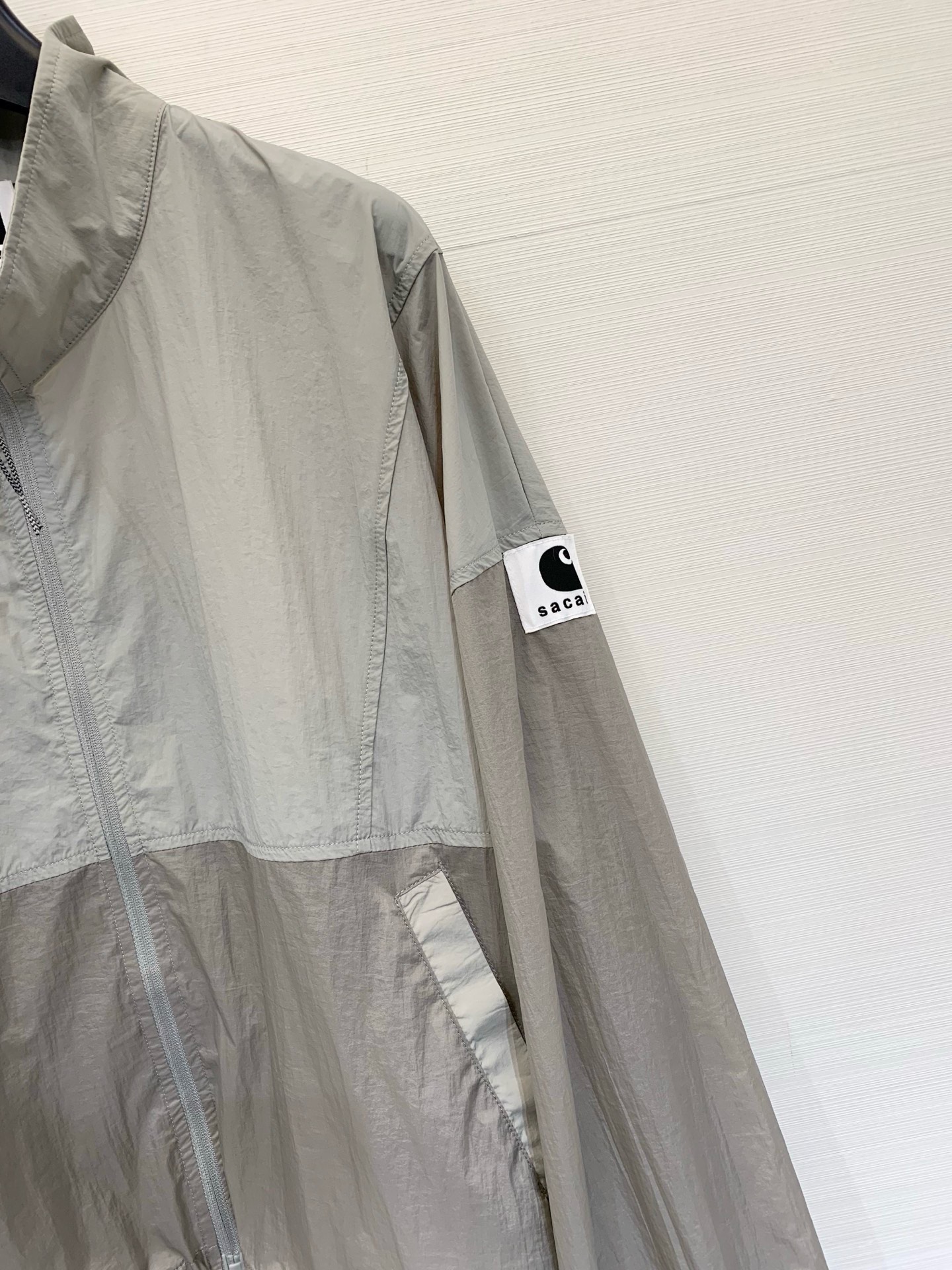 Sacai 26春夏新款 拼色高腰短款超薄防晒外套，下摆带可调节抽绳，能轻松打造高腰线，定制轻薄的尼龙面