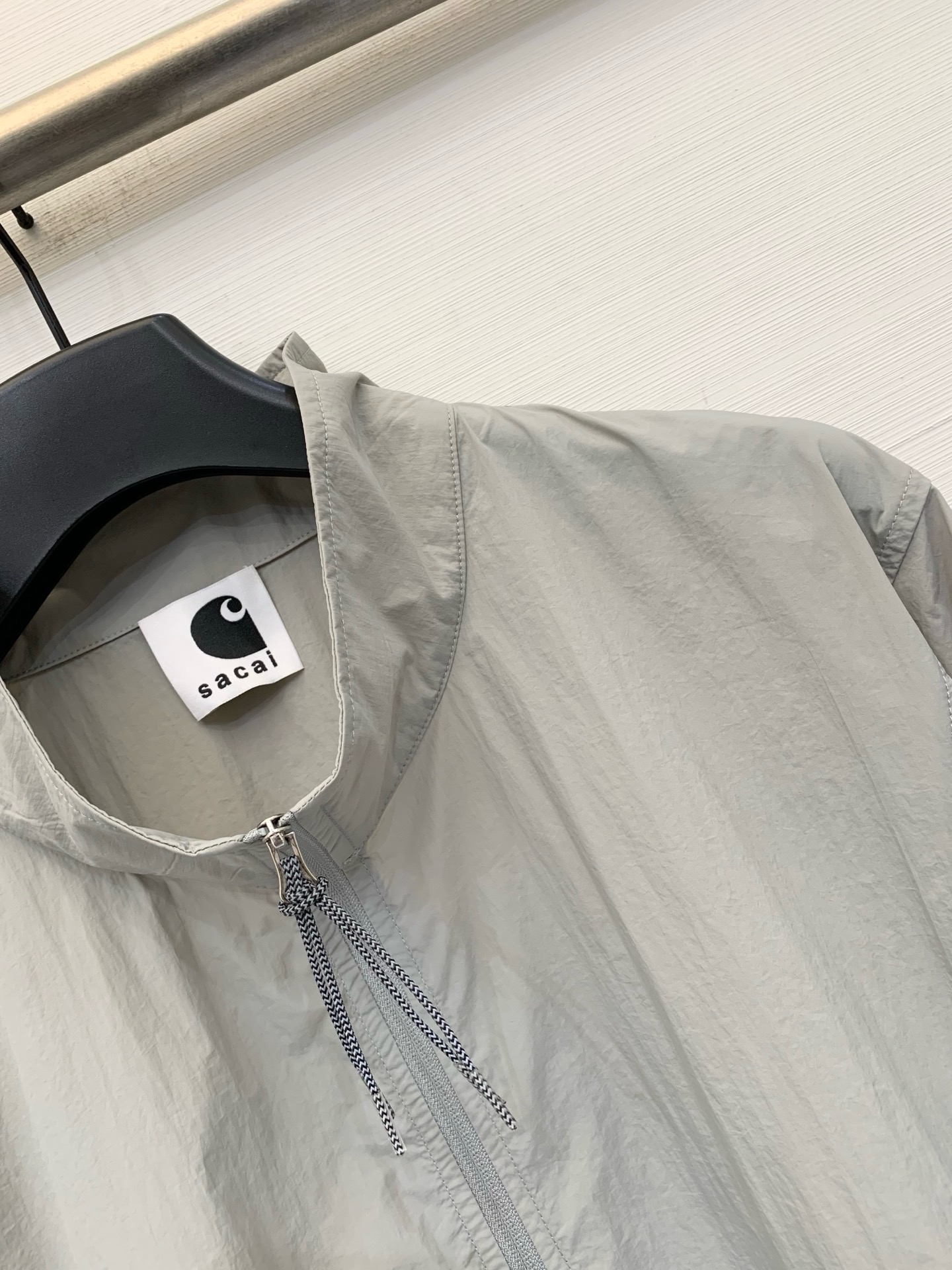 Sacai 26春夏新款 拼色高腰短款超薄防晒外套，下摆带可调节抽绳，能轻松打造高腰线，定制轻薄的尼龙面