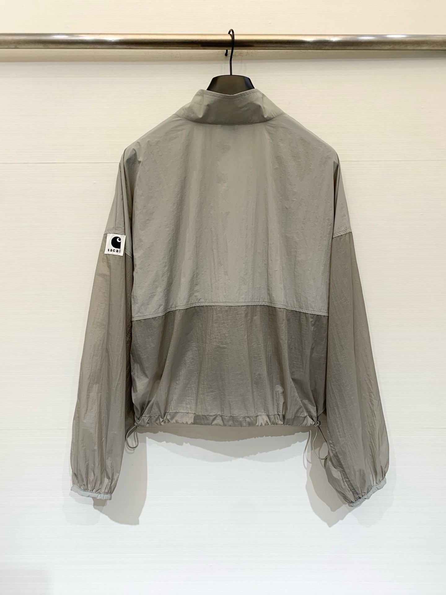 Sacai 26春夏新款 拼色高腰短款超薄防晒外套，下摆带可调节抽绳，能轻松打造高腰线，定制轻薄的尼龙面