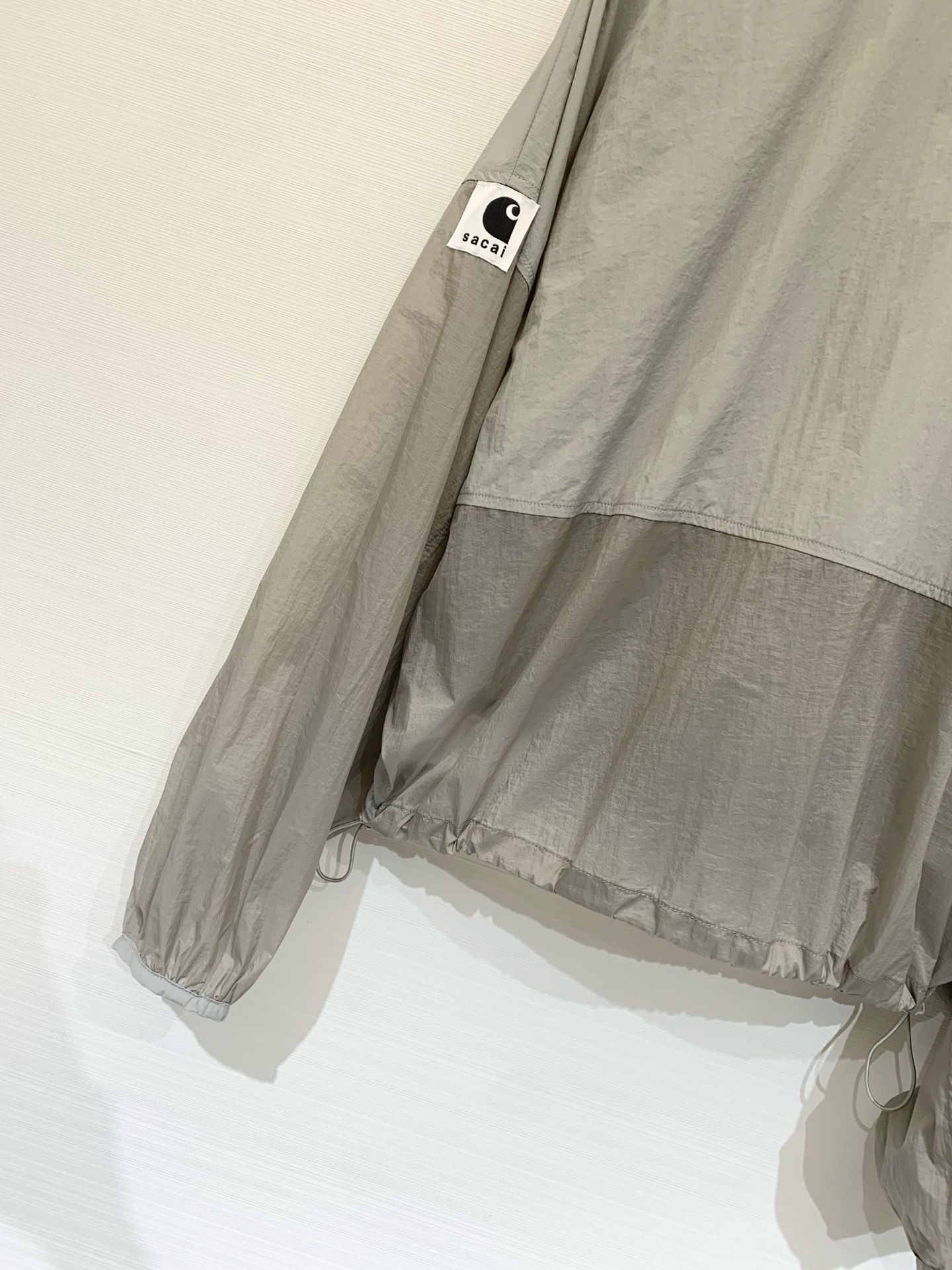 Sacai 26春夏新款 拼色高腰短款超薄防晒外套，下摆带可调节抽绳，能轻松打造高腰线，定制轻薄的尼龙面