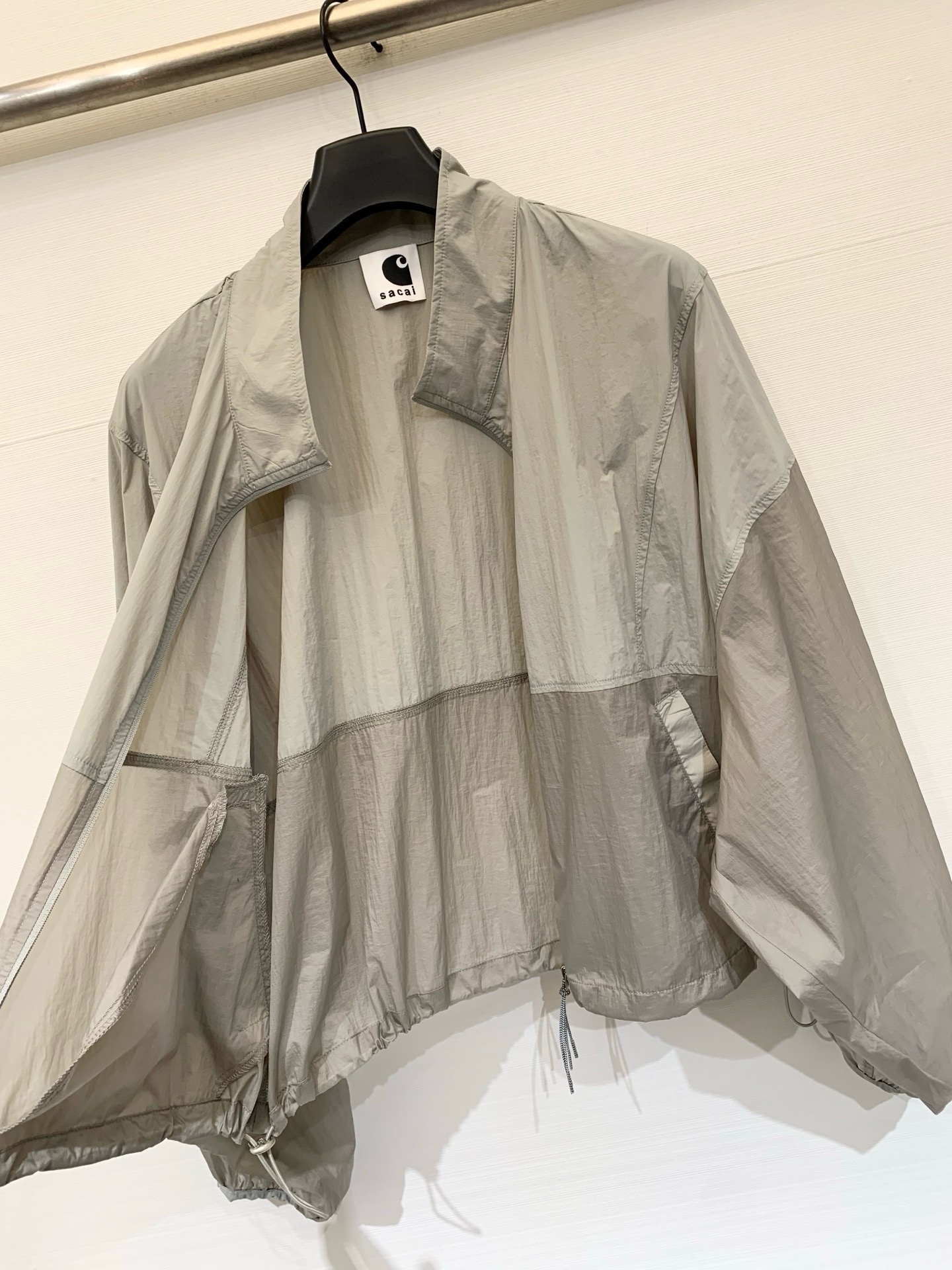Sacai 26春夏新款 拼色高腰短款超薄防晒外套，下摆带可调节抽绳，能轻松打造高腰线，定制轻薄的尼龙面