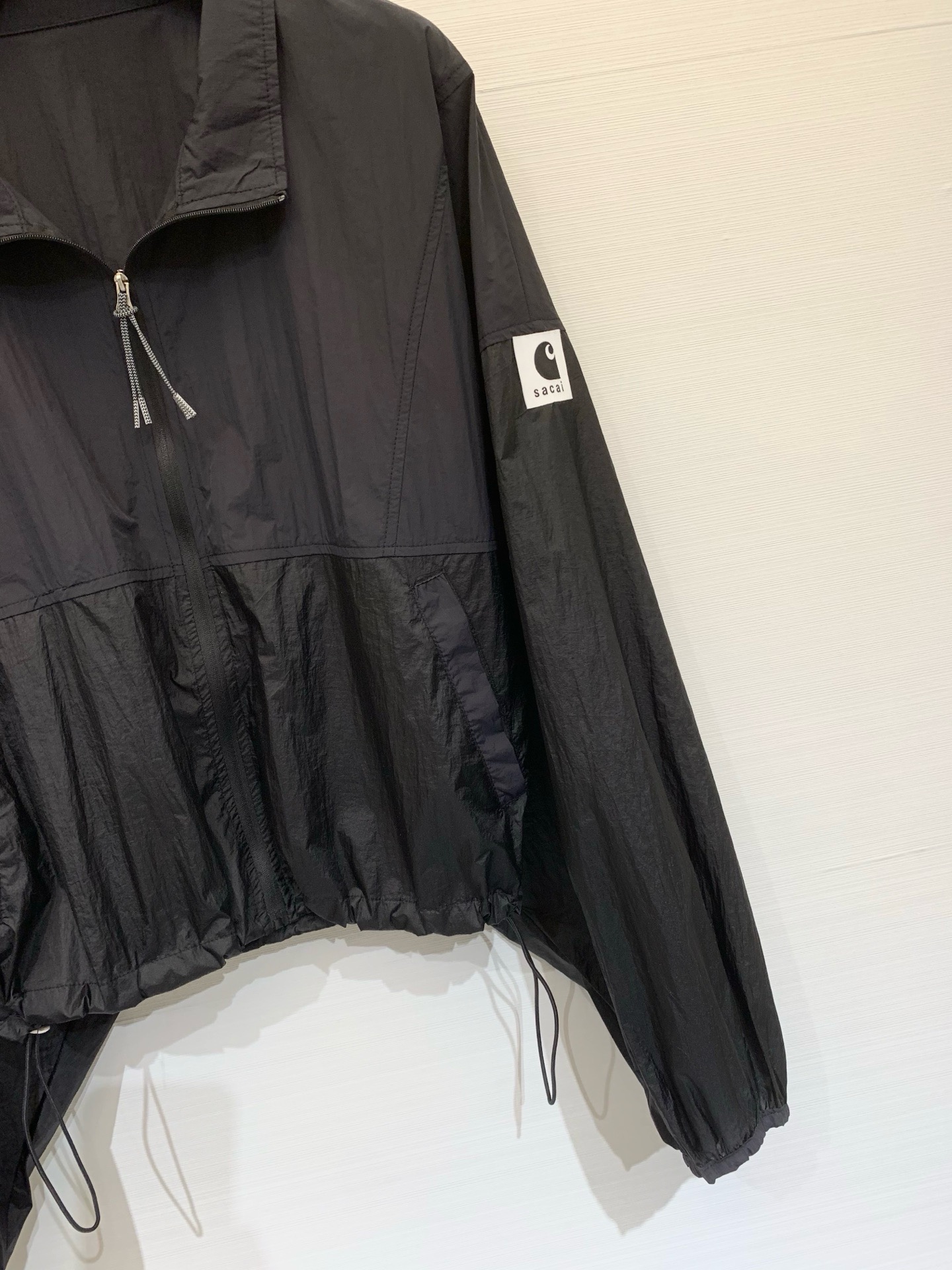 Sacai 26春夏新款 拼色高腰短款超薄防晒外套，下摆带可调节抽绳，能轻松打造高腰线，定制轻薄的尼龙面