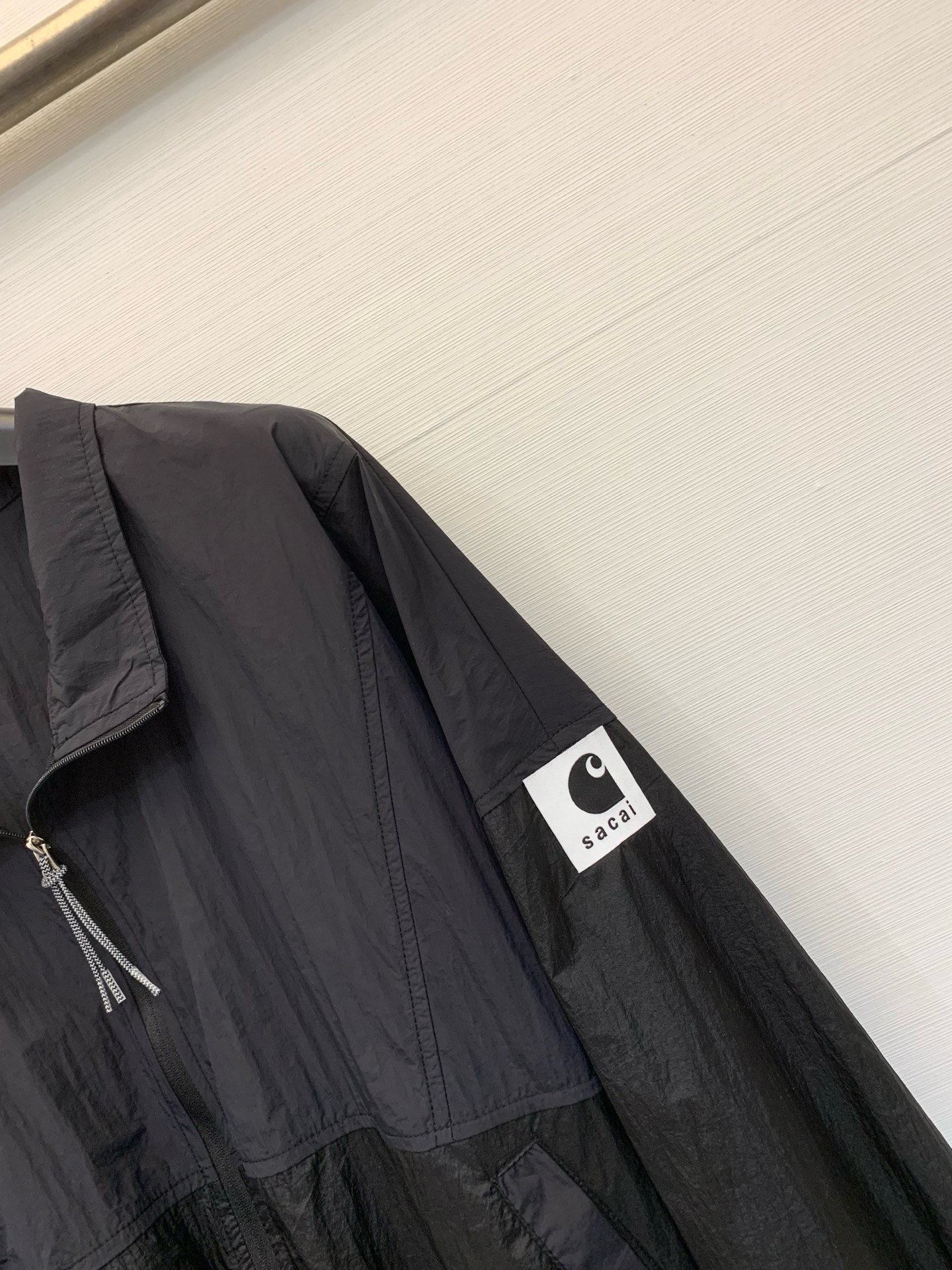 Sacai 26春夏新款 拼色高腰短款超薄防晒外套，下摆带可调节抽绳，能轻松打造高腰线，定制轻薄的尼龙面