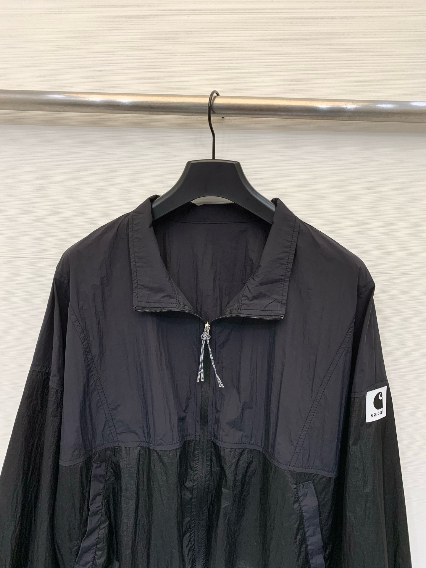 Sacai 26春夏新款 拼色高腰短款超薄防晒外套，下摆带可调节抽绳，能轻松打造高腰线，定制轻薄的尼龙面