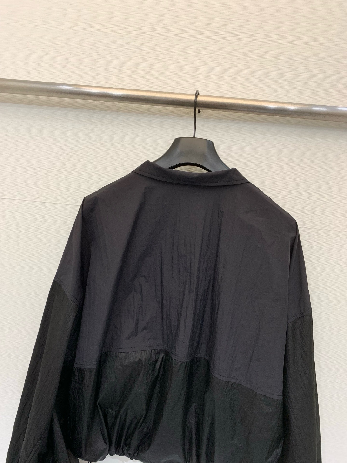 Sacai 26春夏新款 拼色高腰短款超薄防晒外套，下摆带可调节抽绳，能轻松打造高腰线，定制轻薄的尼龙面