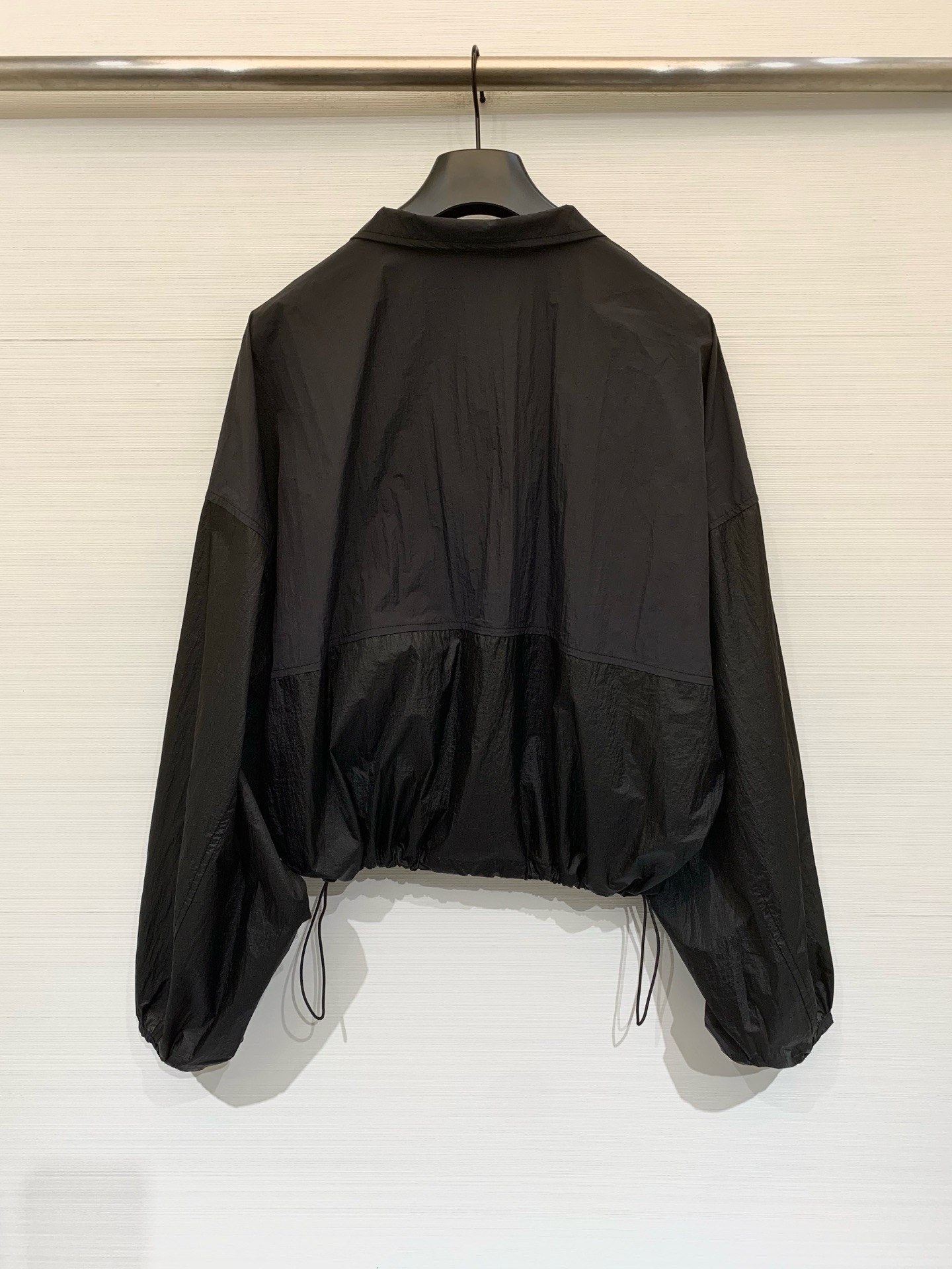 Sacai 26春夏新款 拼色高腰短款超薄防晒外套，下摆带可调节抽绳，能轻松打造高腰线，定制轻薄的尼龙面