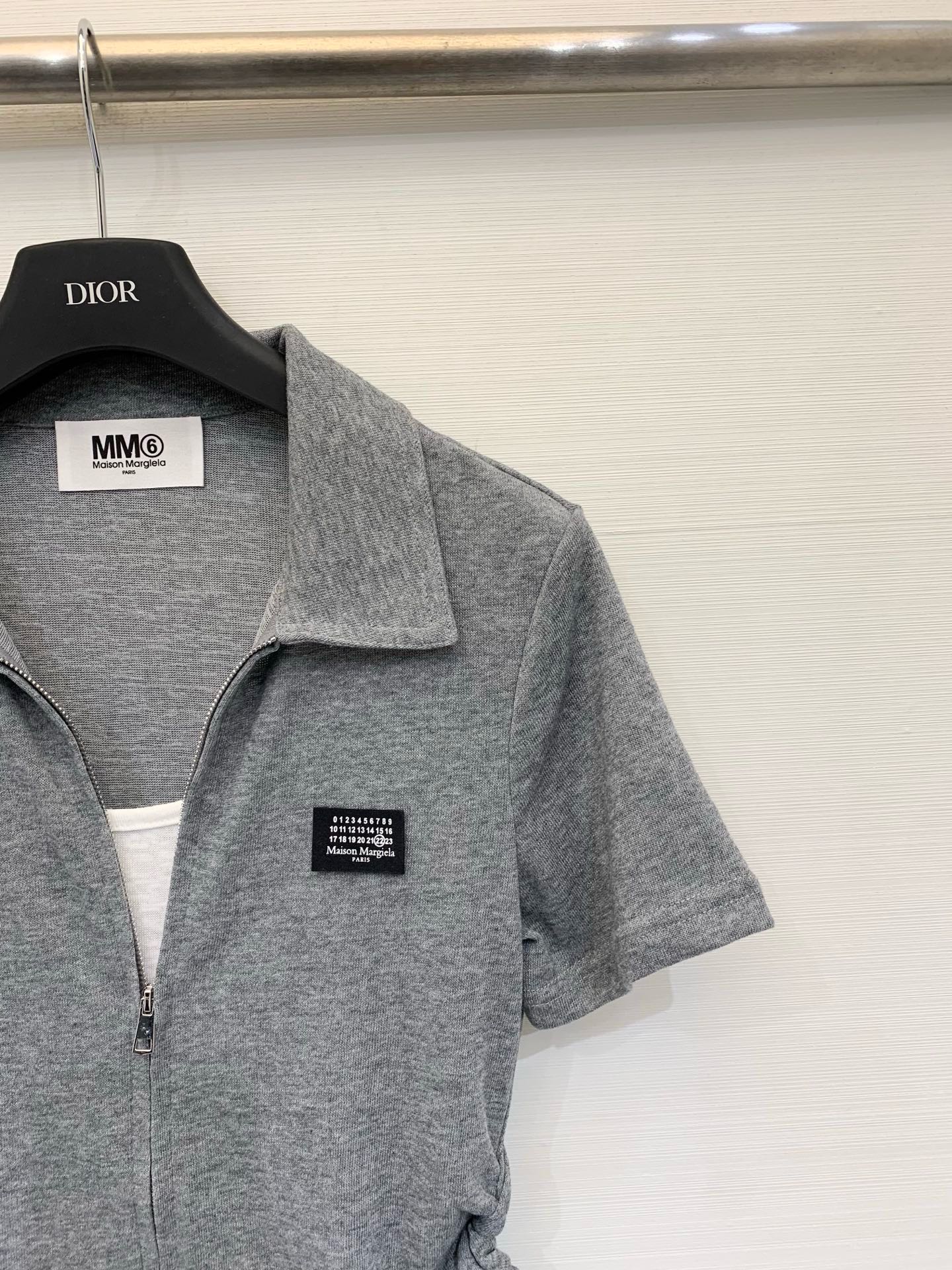 MM6 Maison Margiela 26 夏季新款 拉链Polo短款T恤，双向金属拉链贯穿衣身，腰部