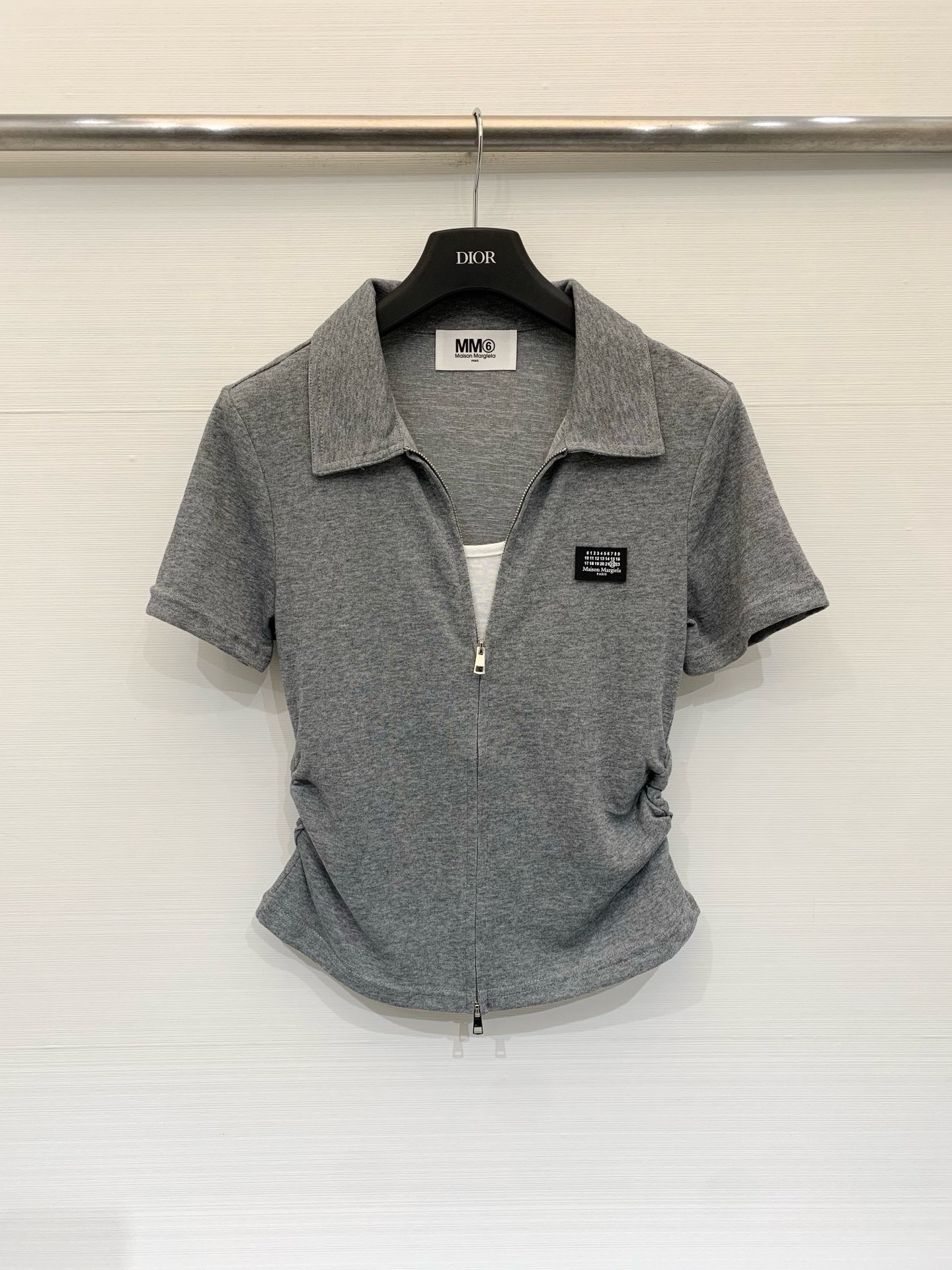NO:910598,MM6 Maison Margiela 26 new summer style zipper Polo short T-shirt, two-way metal zipper runs through the body, shirring design on both sides of the waist, with built-in waist effect, suitable for Korean relaxed wear. Three colors SML, masion margiela, tees, t-shirt,19860909MM6 Maison Margiela 26 夏季新款 拉链Polo短款T恤,双向金属拉链贯穿衣身,腰部两侧有抽褶设计,自带收腰效果,适配韩系松弛感穿搭 三色SML,,masion margiela,tees，t-shirt,,Women's clothing