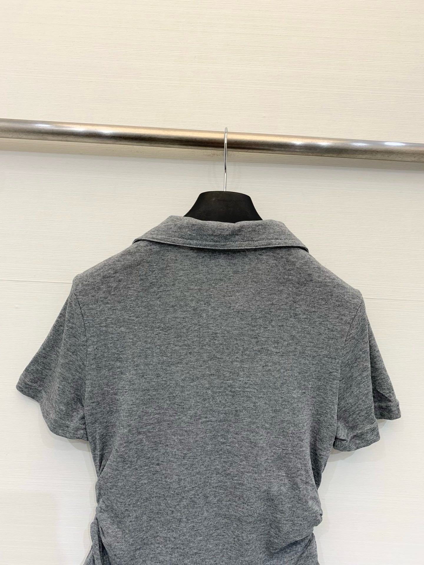 MM6 Maison Margiela 26 夏季新款 拉链Polo短款T恤，双向金属拉链贯穿衣身，腰部
